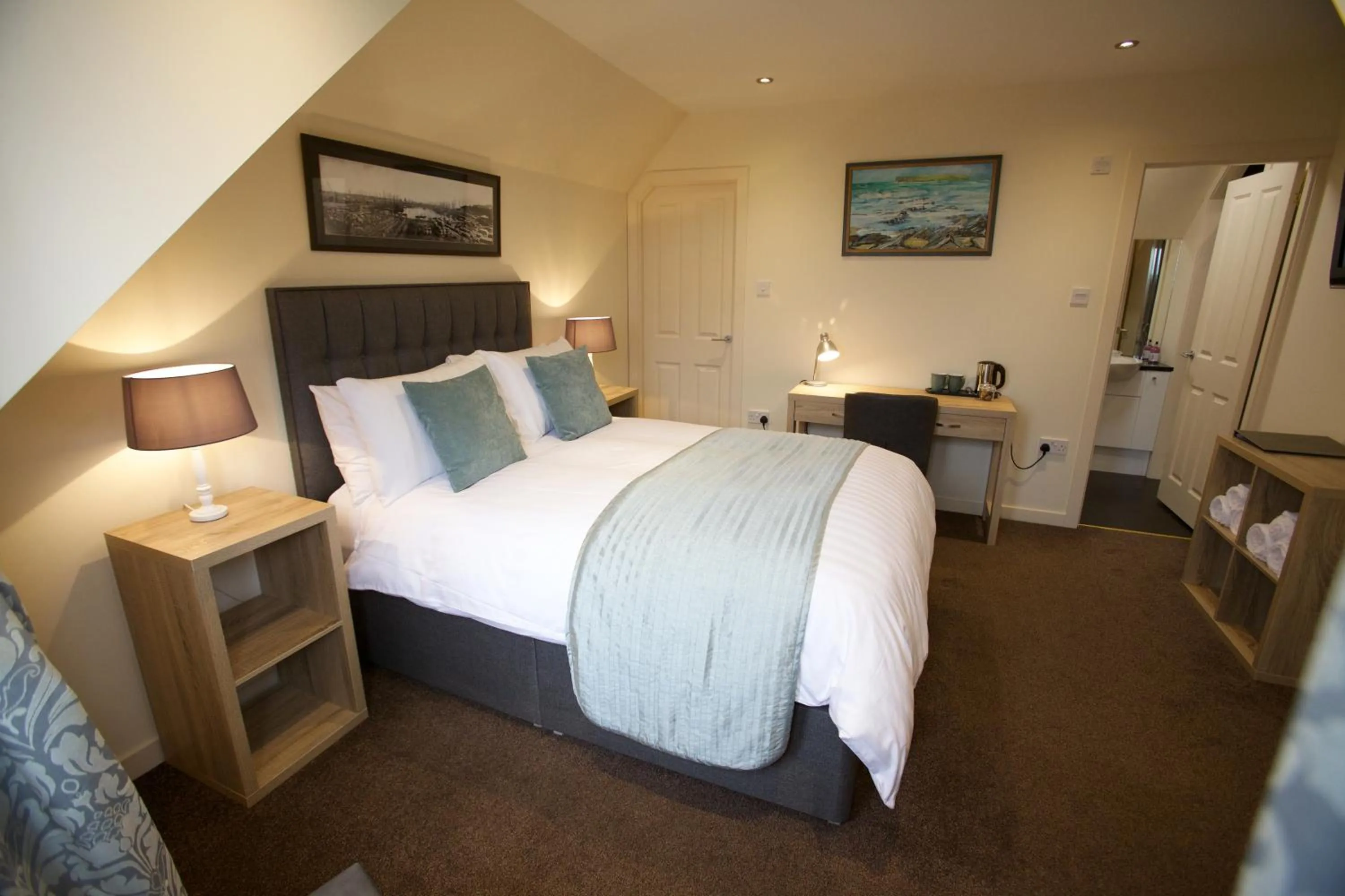 Bedroom, Bed in Heatherlea