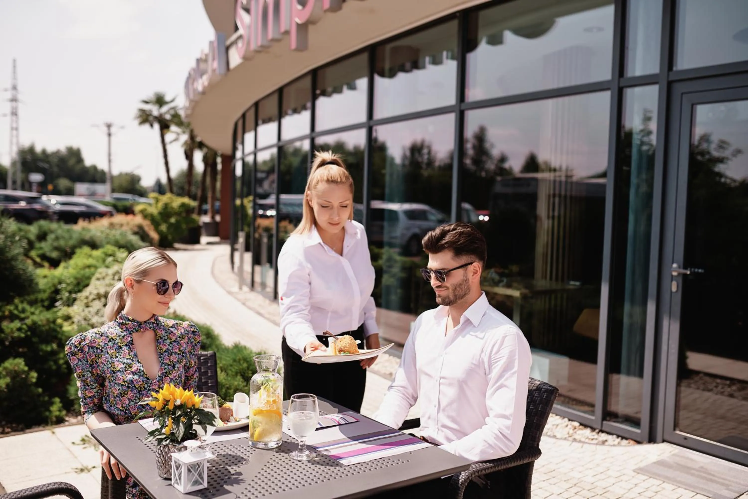 Restaurant/places to eat in Blue Diamond Hotel Active SPA