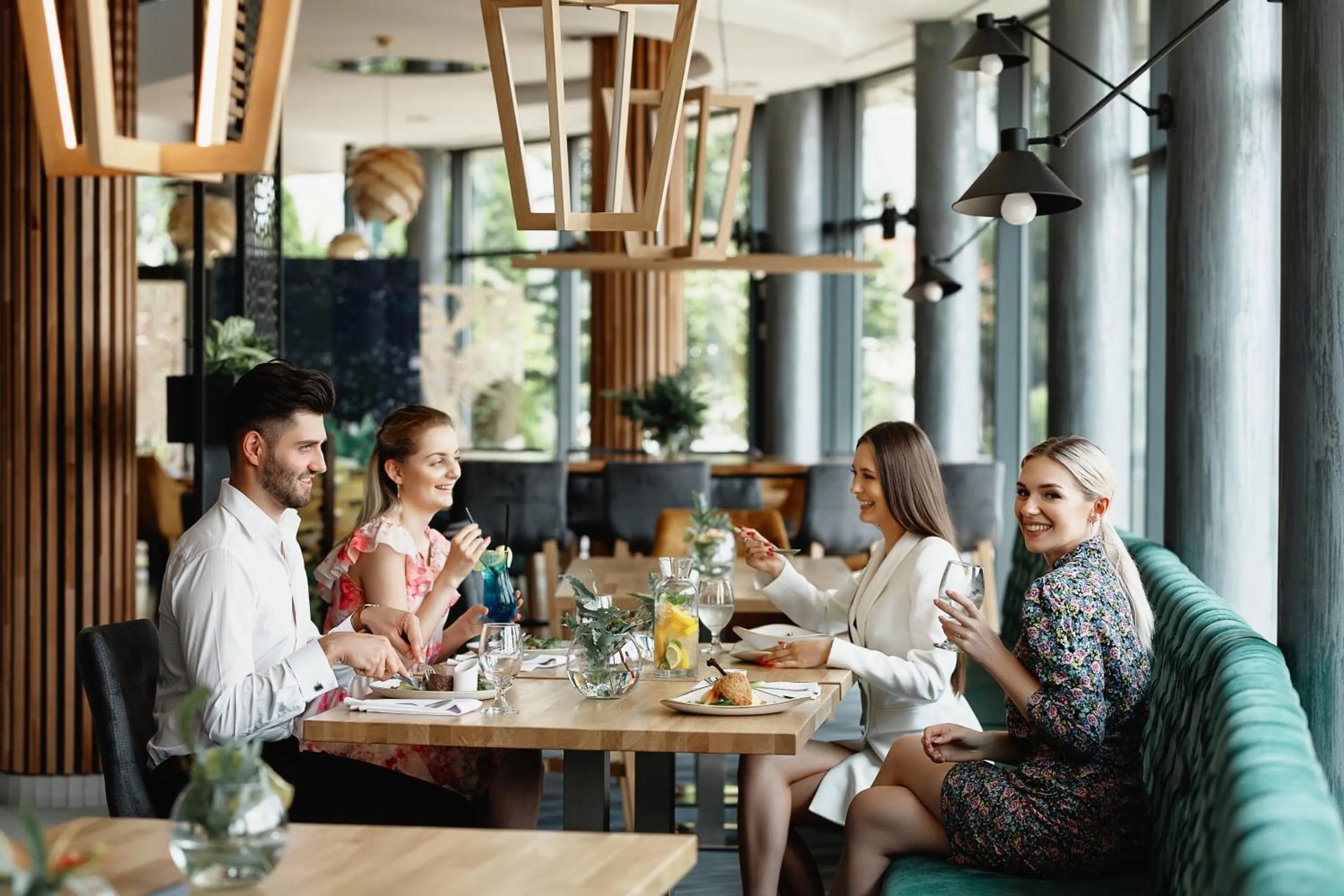 Restaurant/places to eat in Blue Diamond Hotel Active SPA