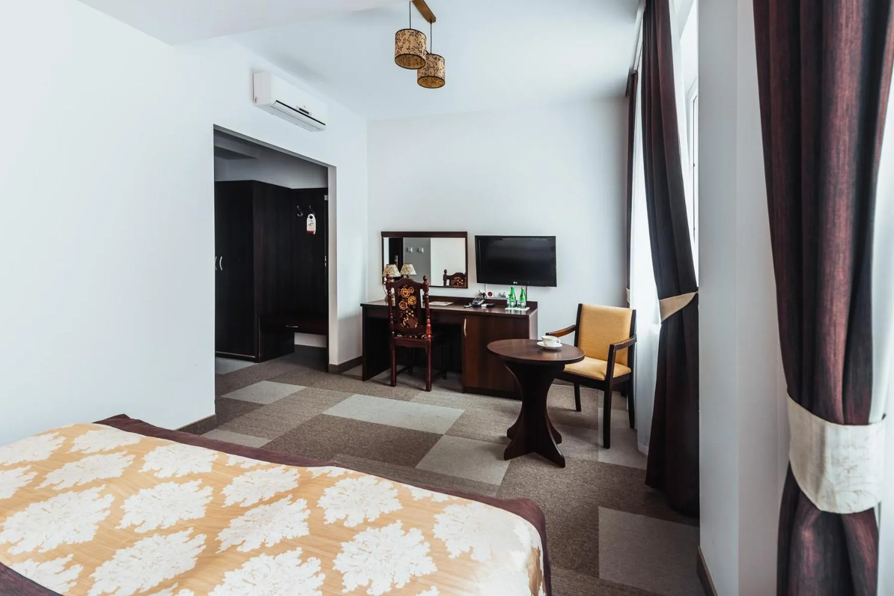 Photo of the whole room, Bed in Dwór Dwikozy