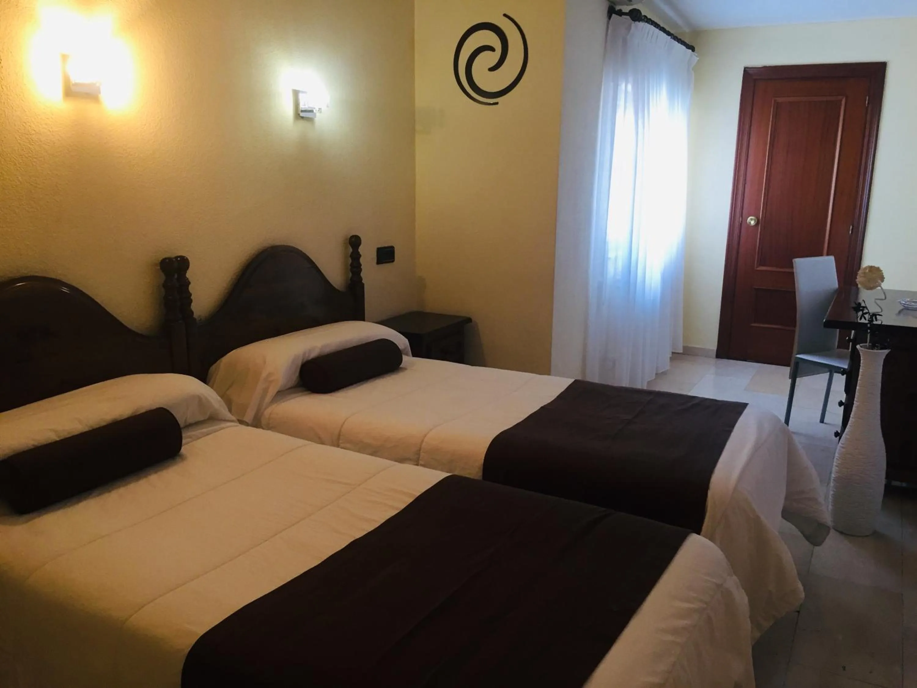 Photo of the whole room, Bed in Emperatriz II