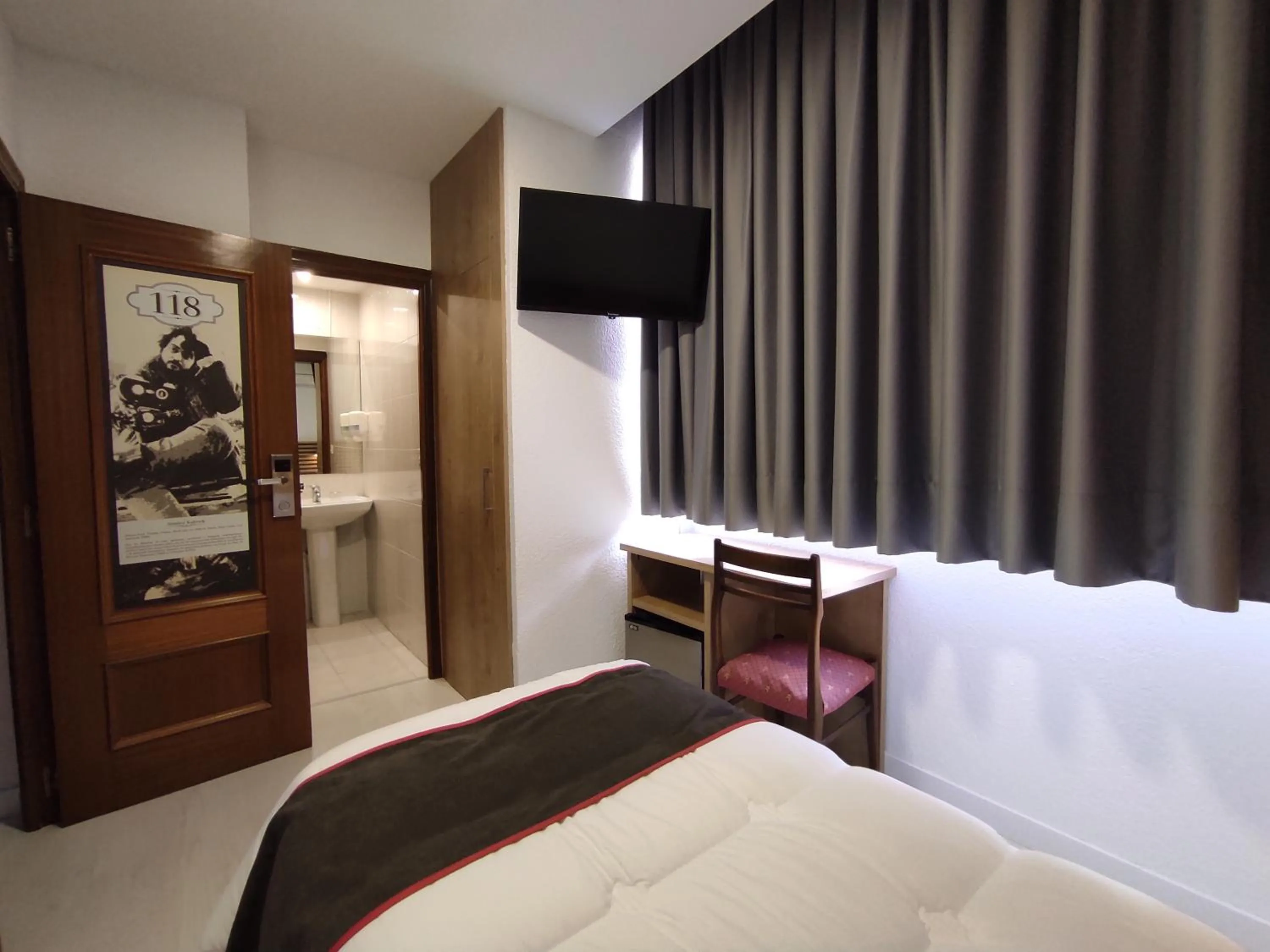 Bedroom, Bed in Emperatriz II