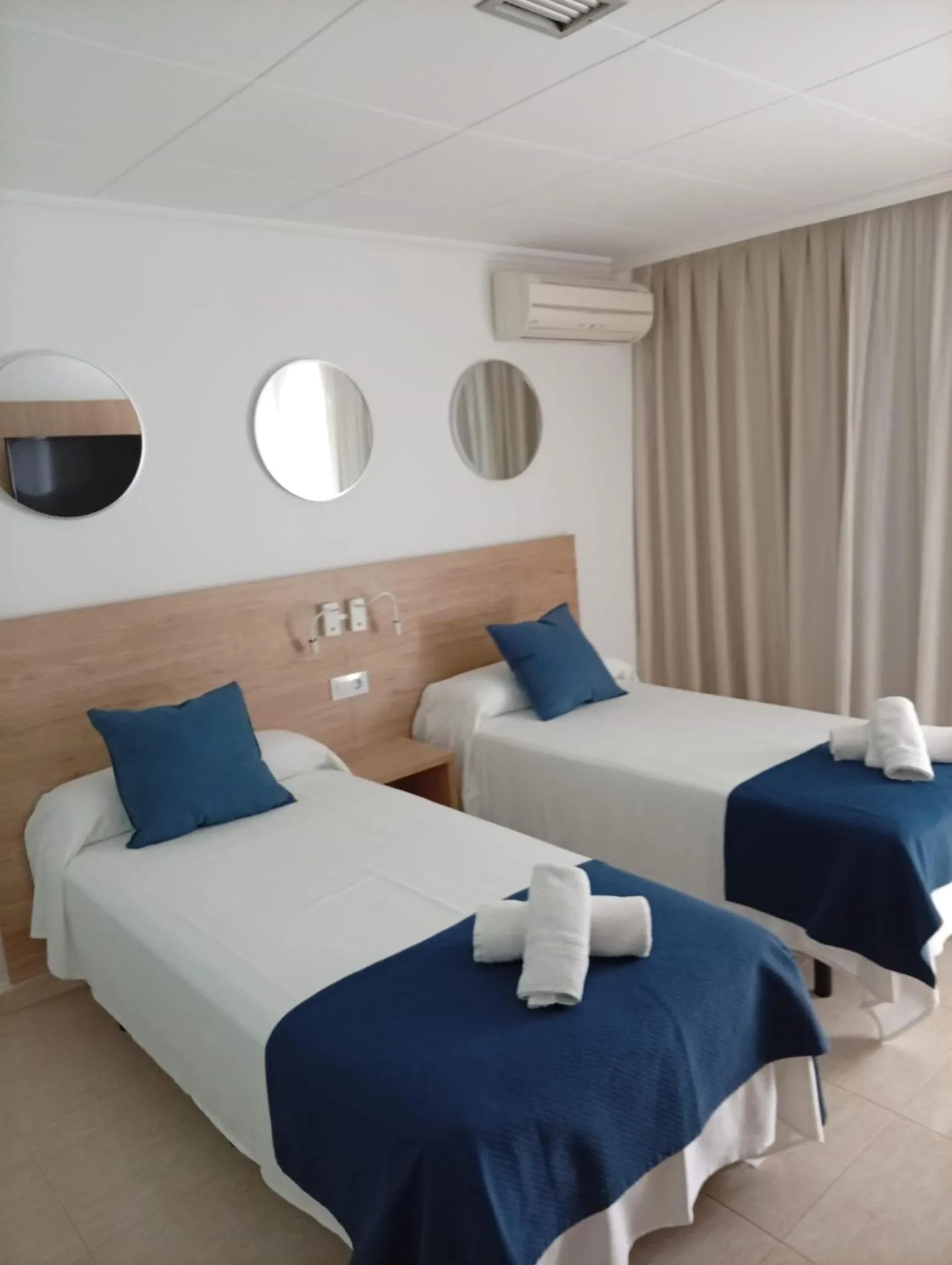 towels, Bed in Hotel Iberflat Marynton