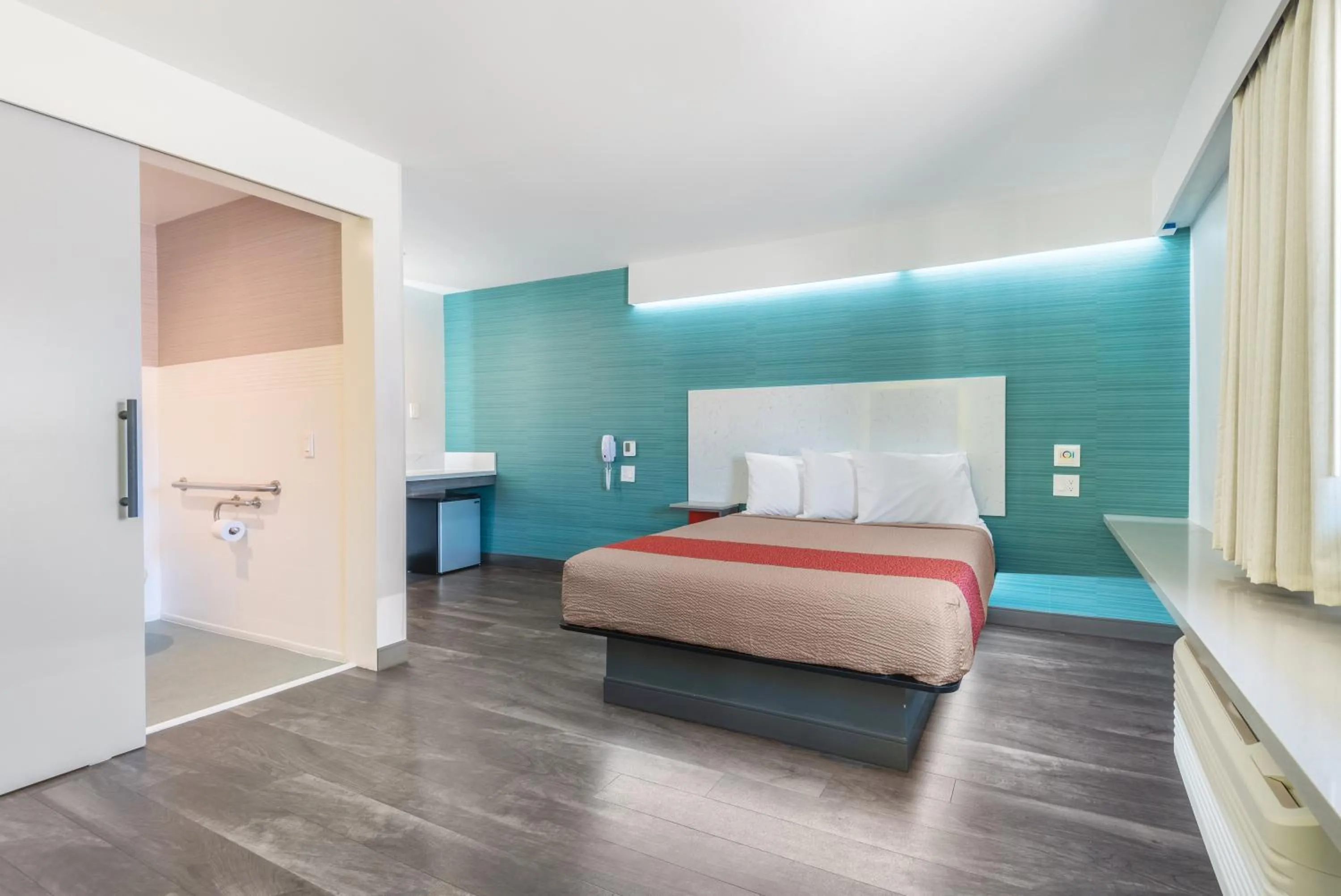 Photo of the whole room, Bed in Solo Motel Broadway