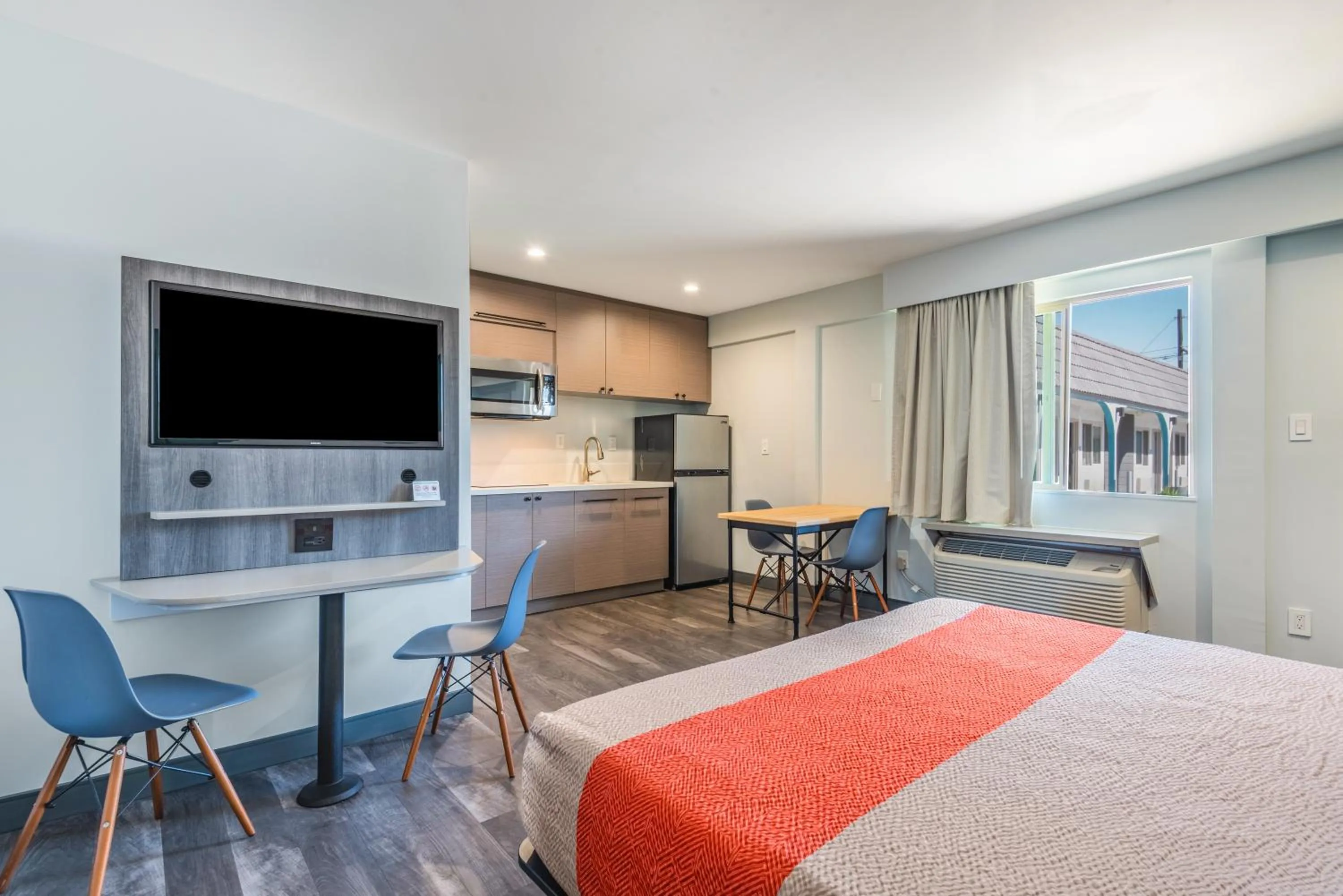 Kitchen or kitchenette, Bed in Solo Motel Broadway