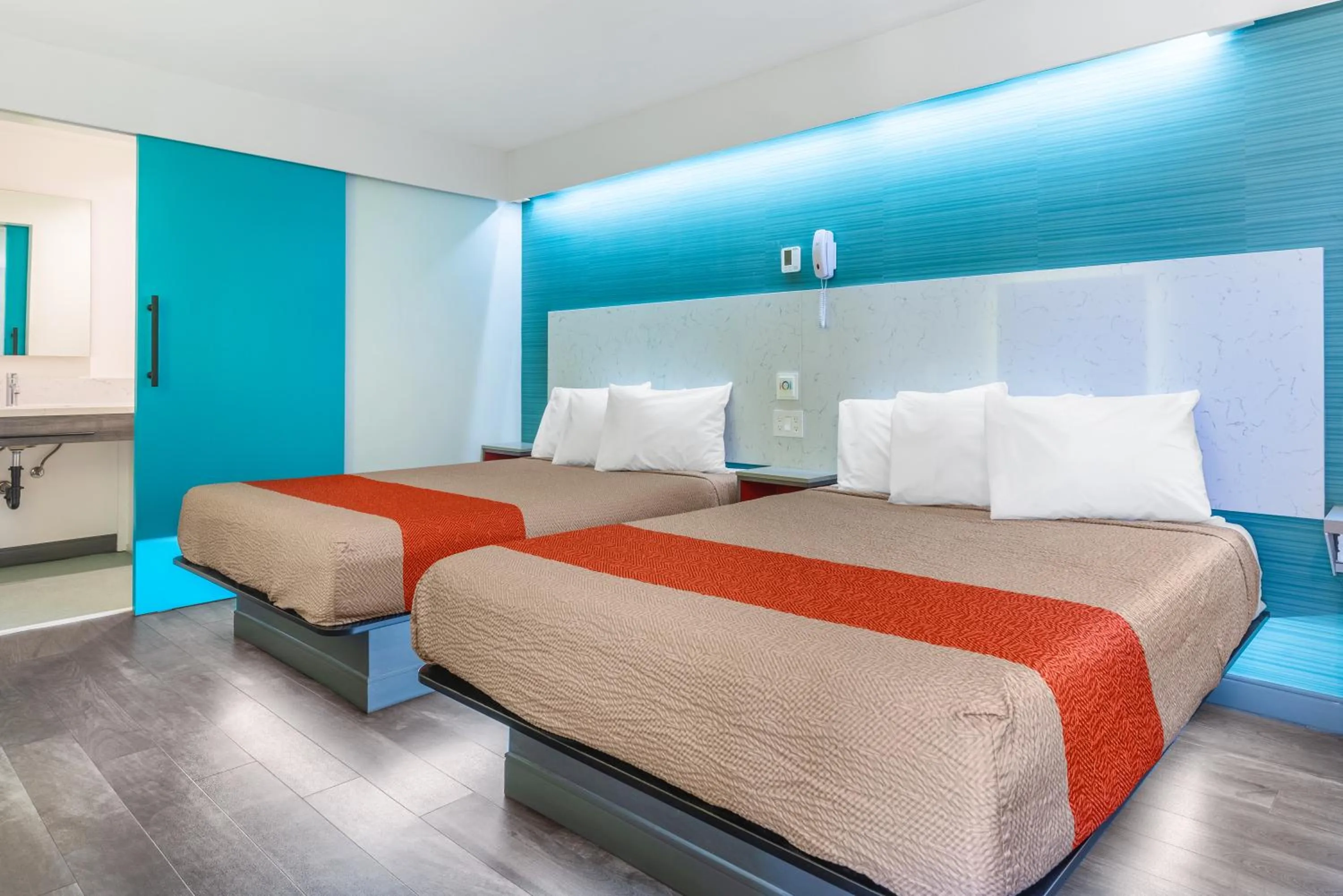 Bed in Solo Motel Broadway