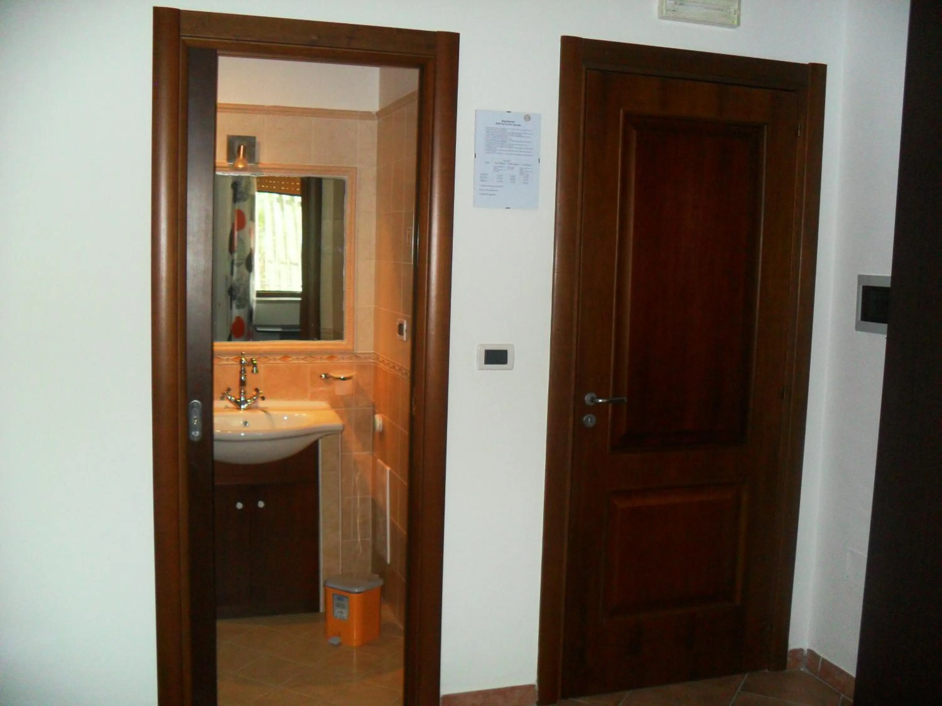 Bathroom, Bed in La Vecchia Taverna B&B