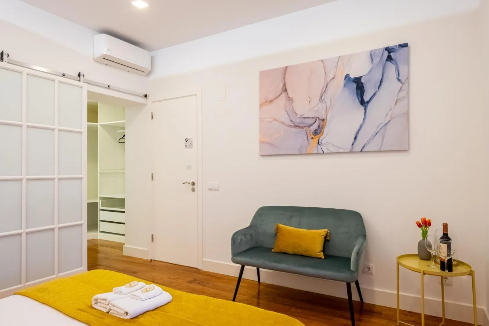 Photo of the whole room, Bed in Hola Lisbon Suites