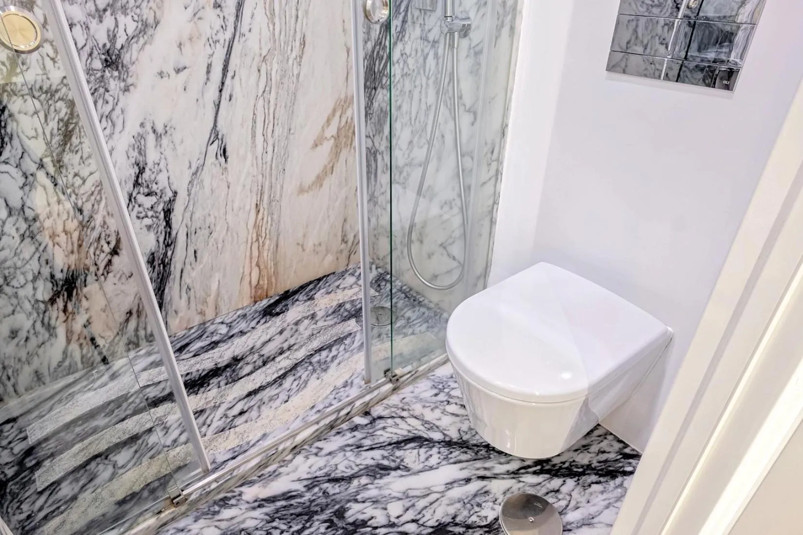 Toilet in Hola Lisbon Suites