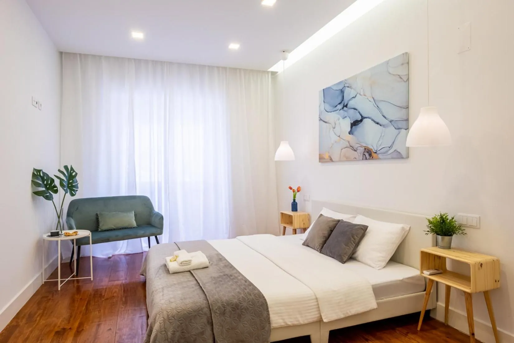 Photo of the whole room, Bed in Hola Lisbon Suites