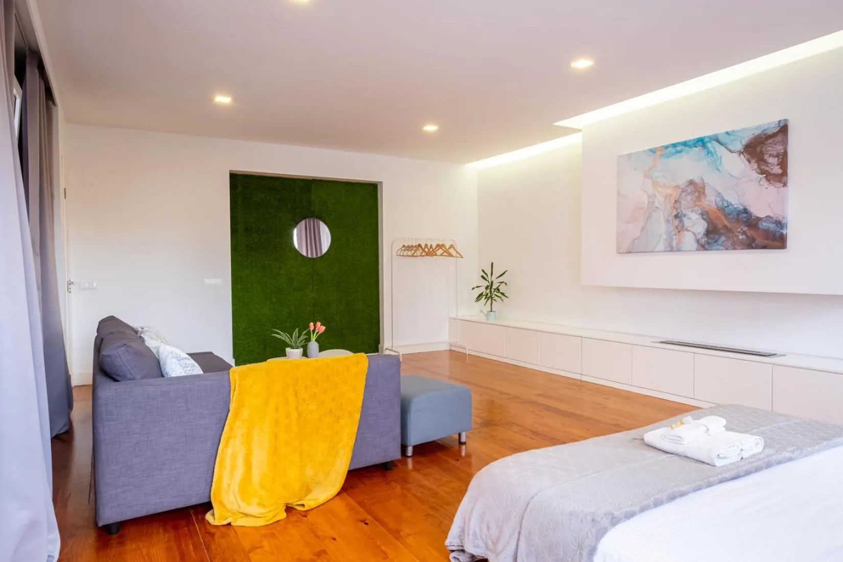 Living room, Bed in Hola Lisbon Suites