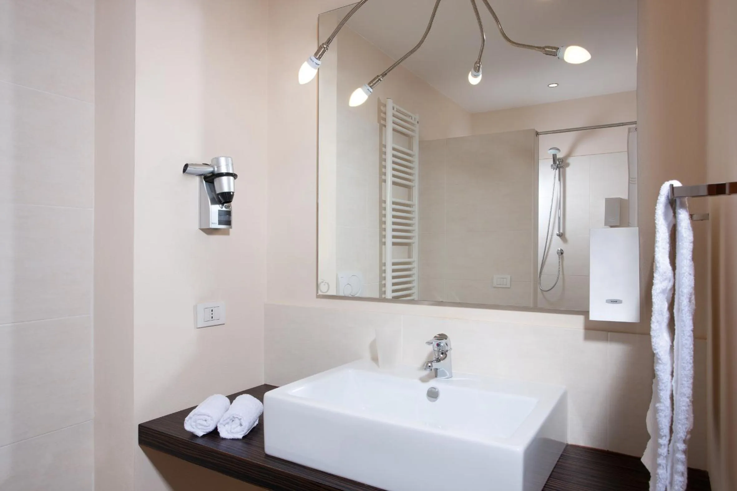 Shower in Rosso Frizzante