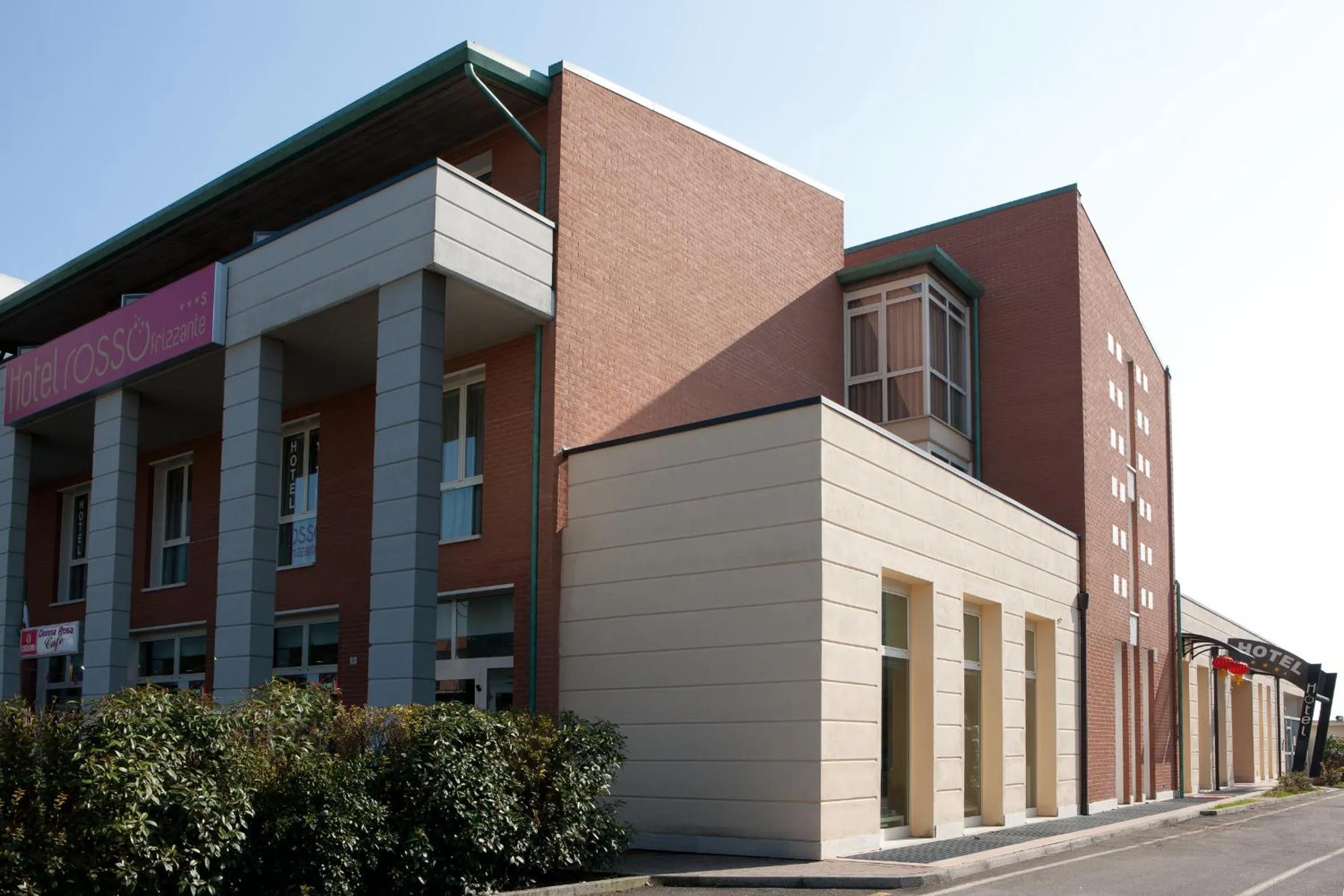 Property building in Rosso Frizzante