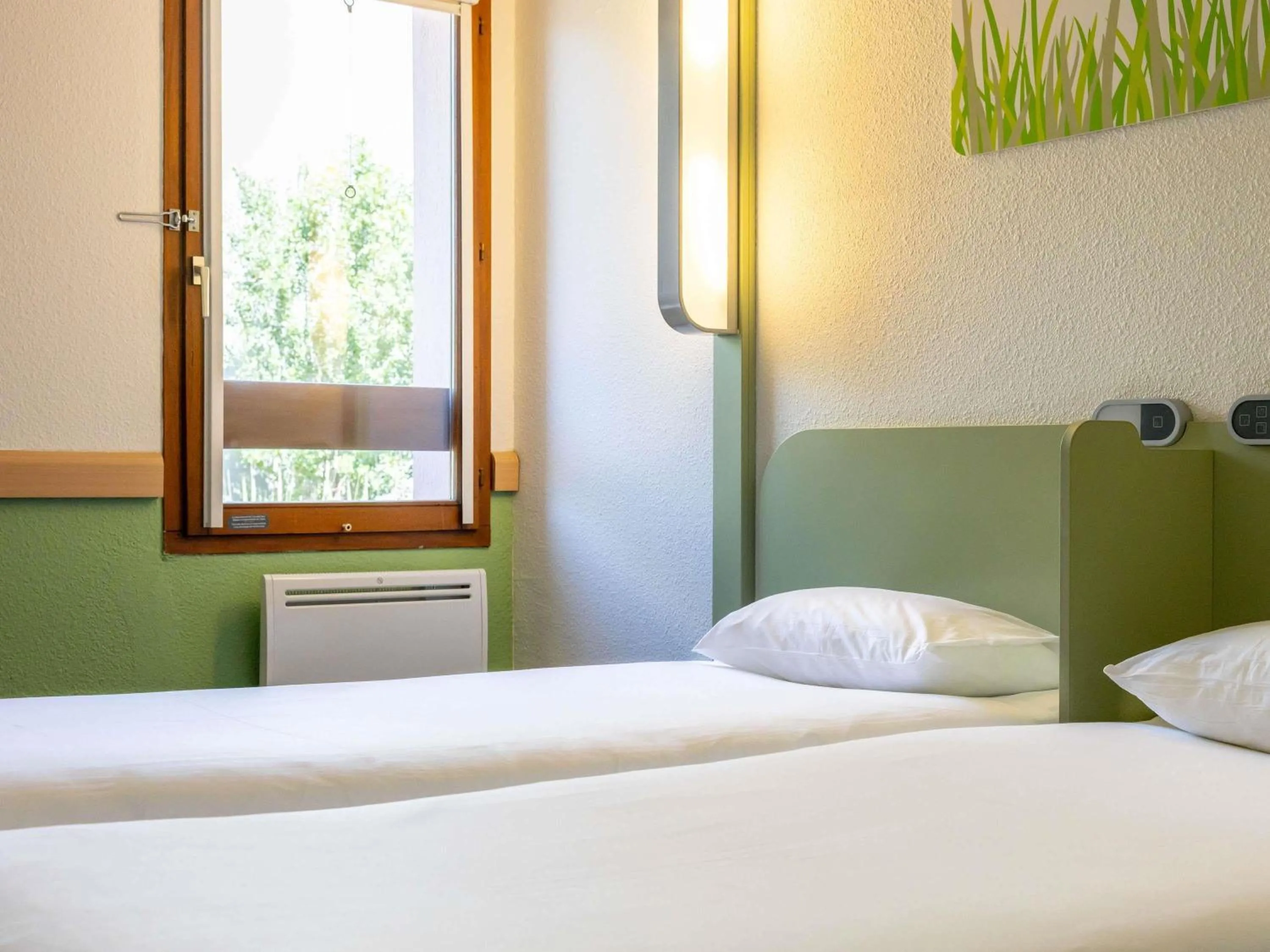 Bedroom, Bed in ibis budget Narbonne Sud A9/A61