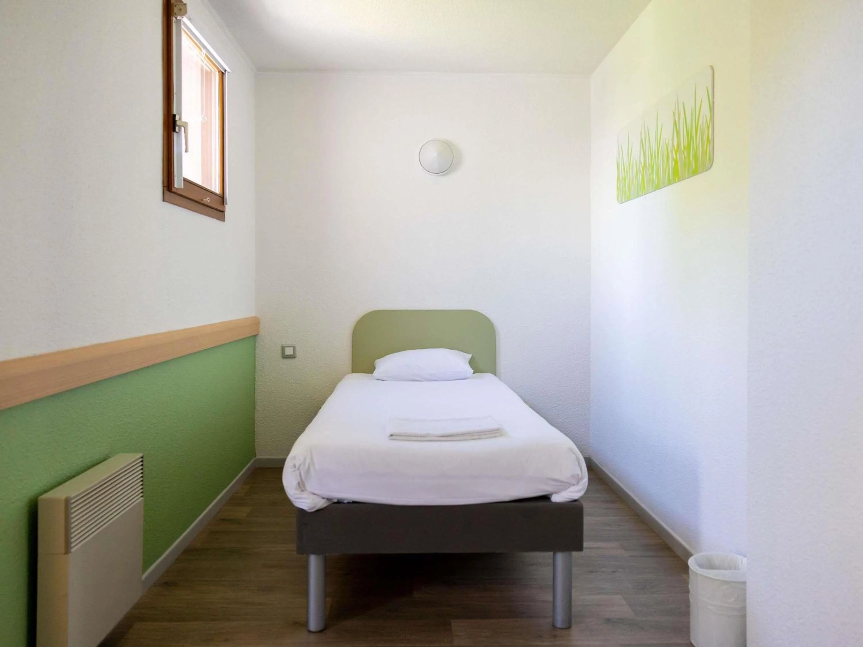 Bedroom, Bed in ibis budget Narbonne Sud A9/A61