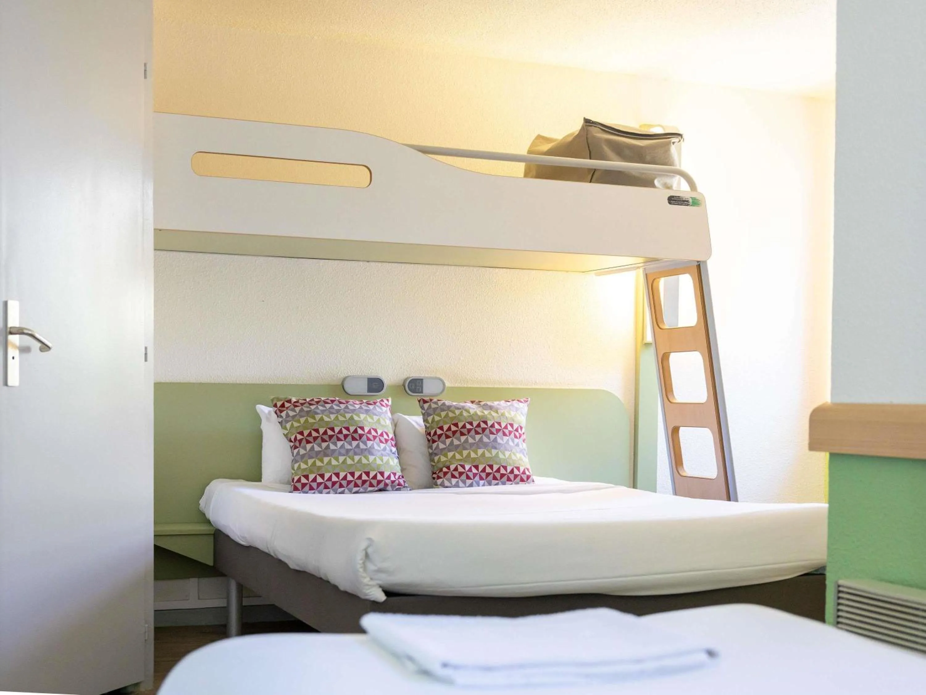 Bedroom, Bed in ibis budget Narbonne Sud A9/A61