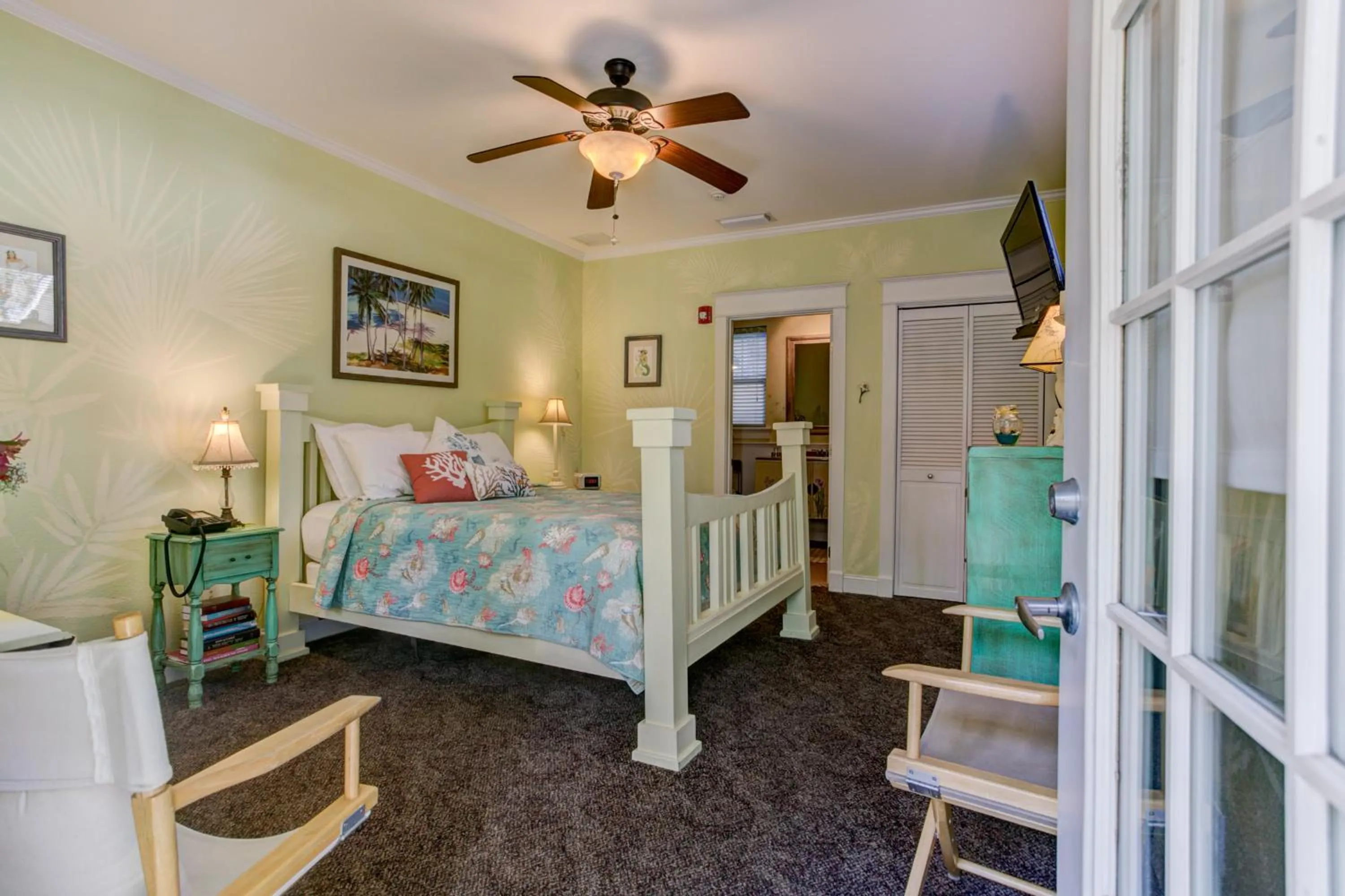 Deluxe Queen Suite - Not Pet Friendly in Anchor Inn NSB Bed and Breakfast