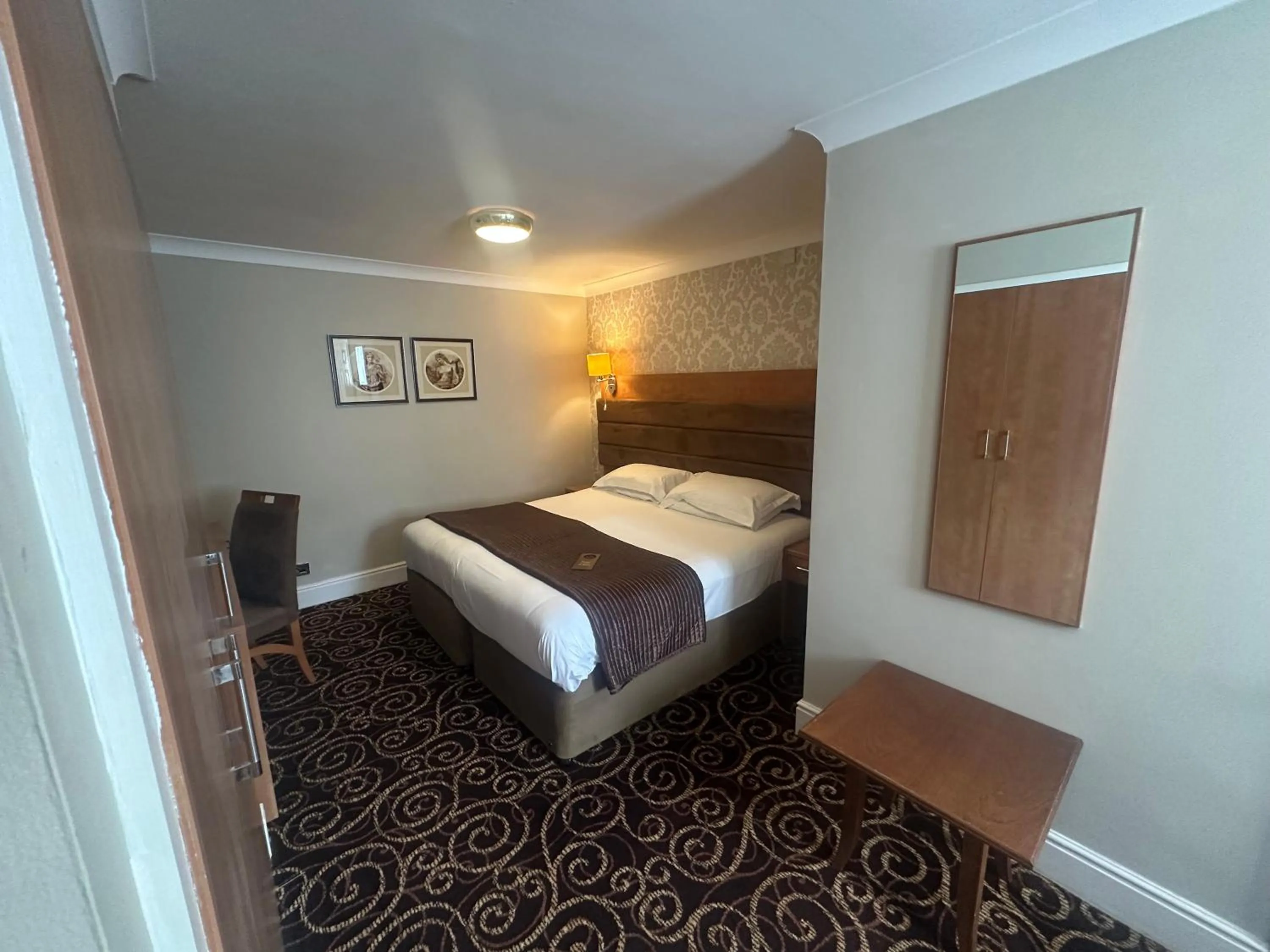 Bedroom, Bed in The Legacy Rose & Crown Hotel