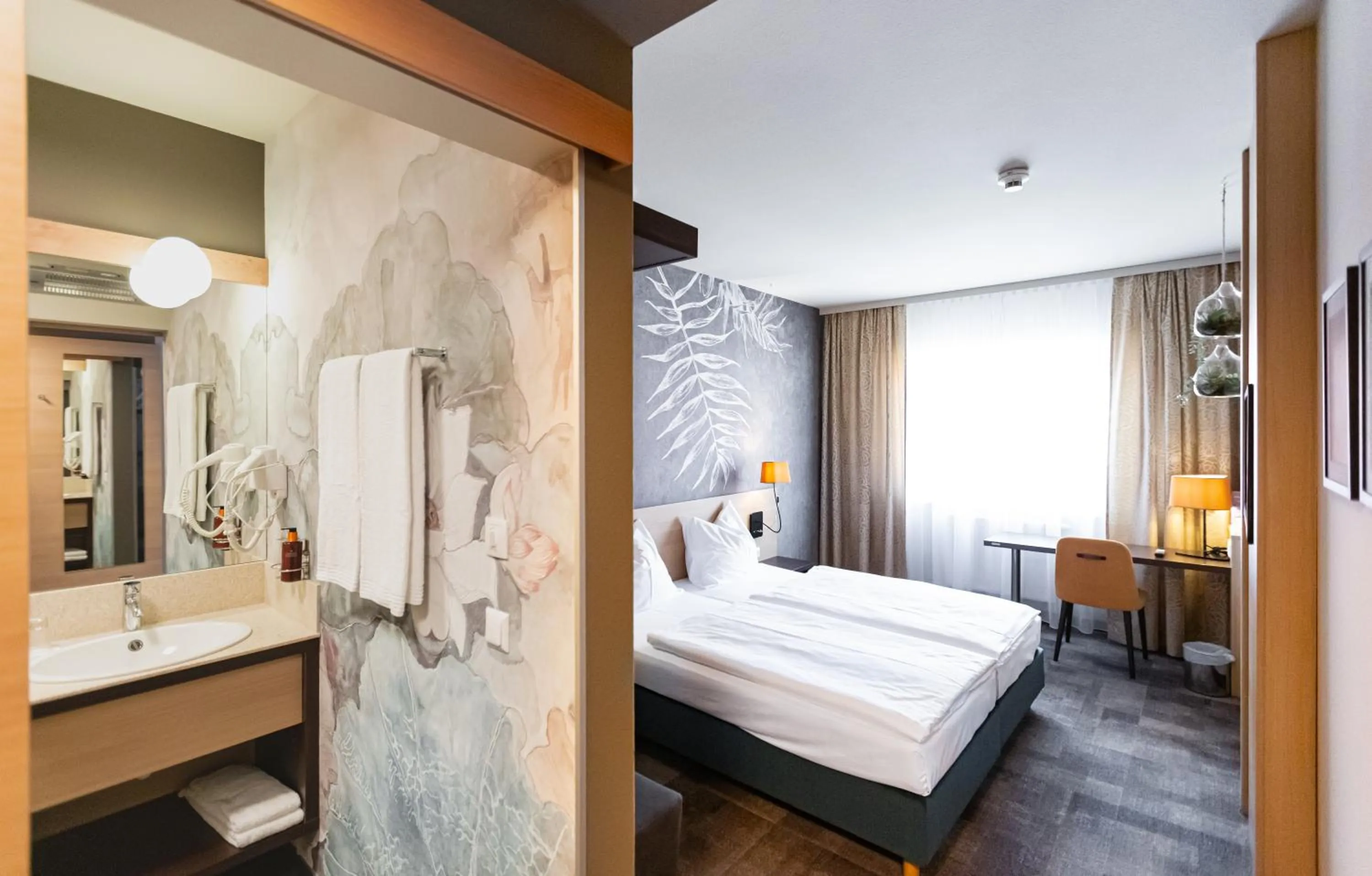 Bathroom, Bed in Hotel Das Himberg