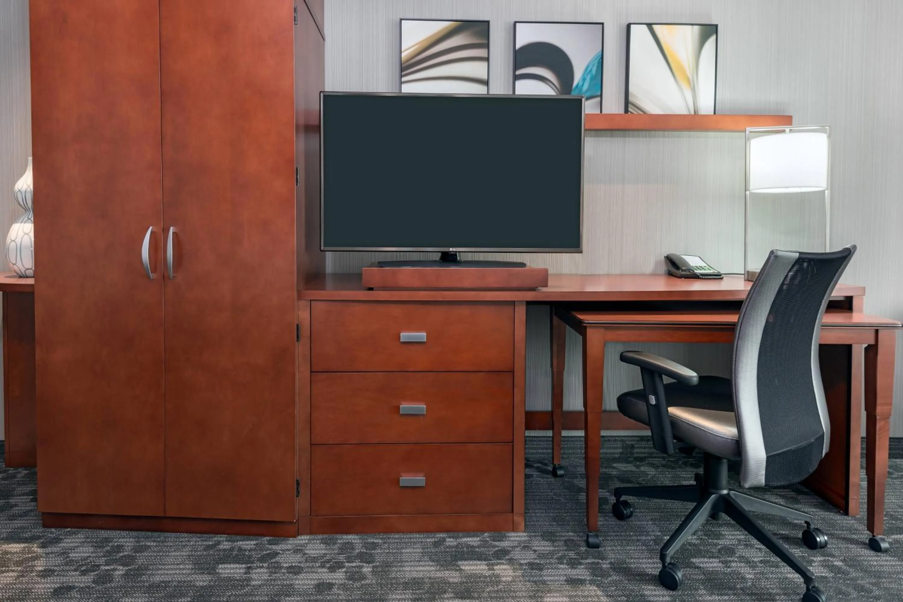 Photo of the whole room in Courtyard by Marriott Buffalo Airport