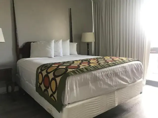 Bed in Alamar Resort Inn