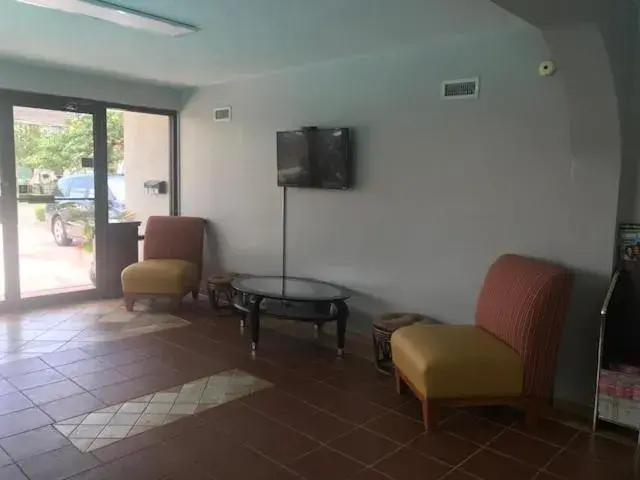 Seating Area in Alamar Resort Inn
