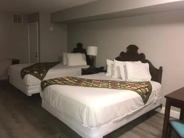 Bed in Alamar Resort Inn