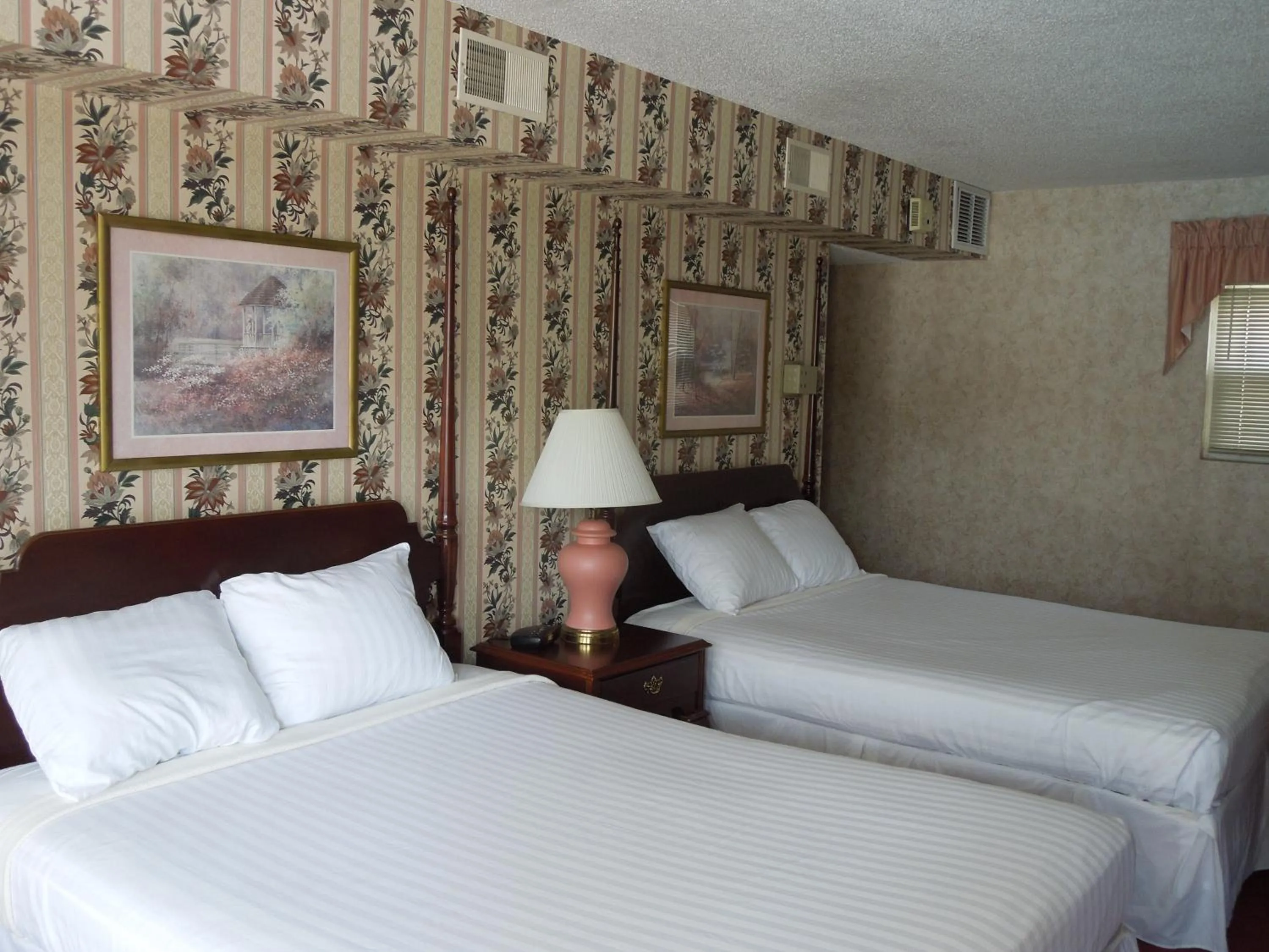 Photo of the whole room, Bed in Alamar Resort Inn