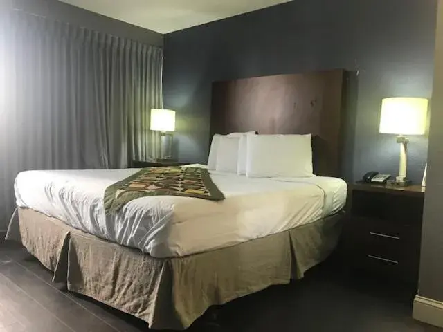 Bed in Alamar Resort Inn