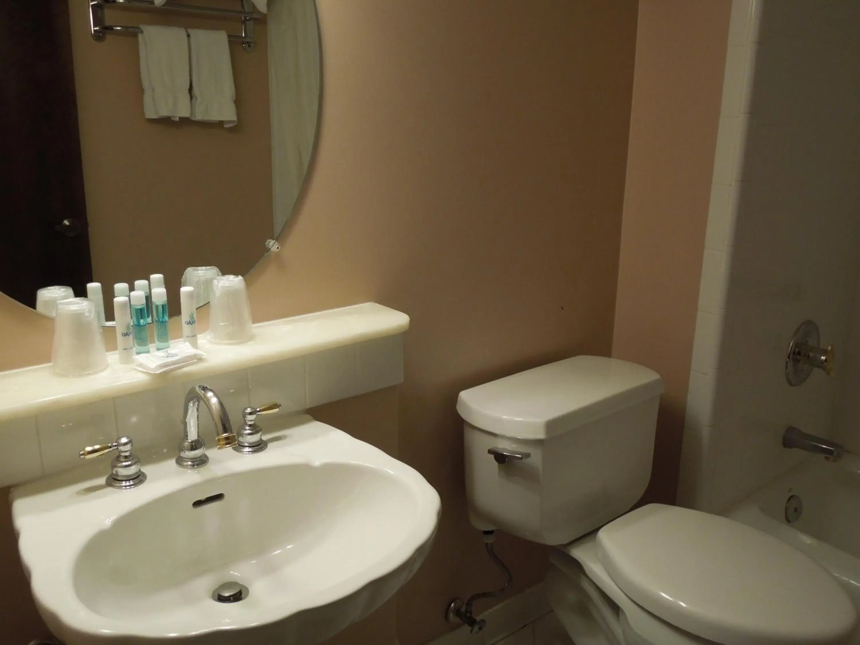 Bedroom, Bathroom in Alamar Resort Inn
