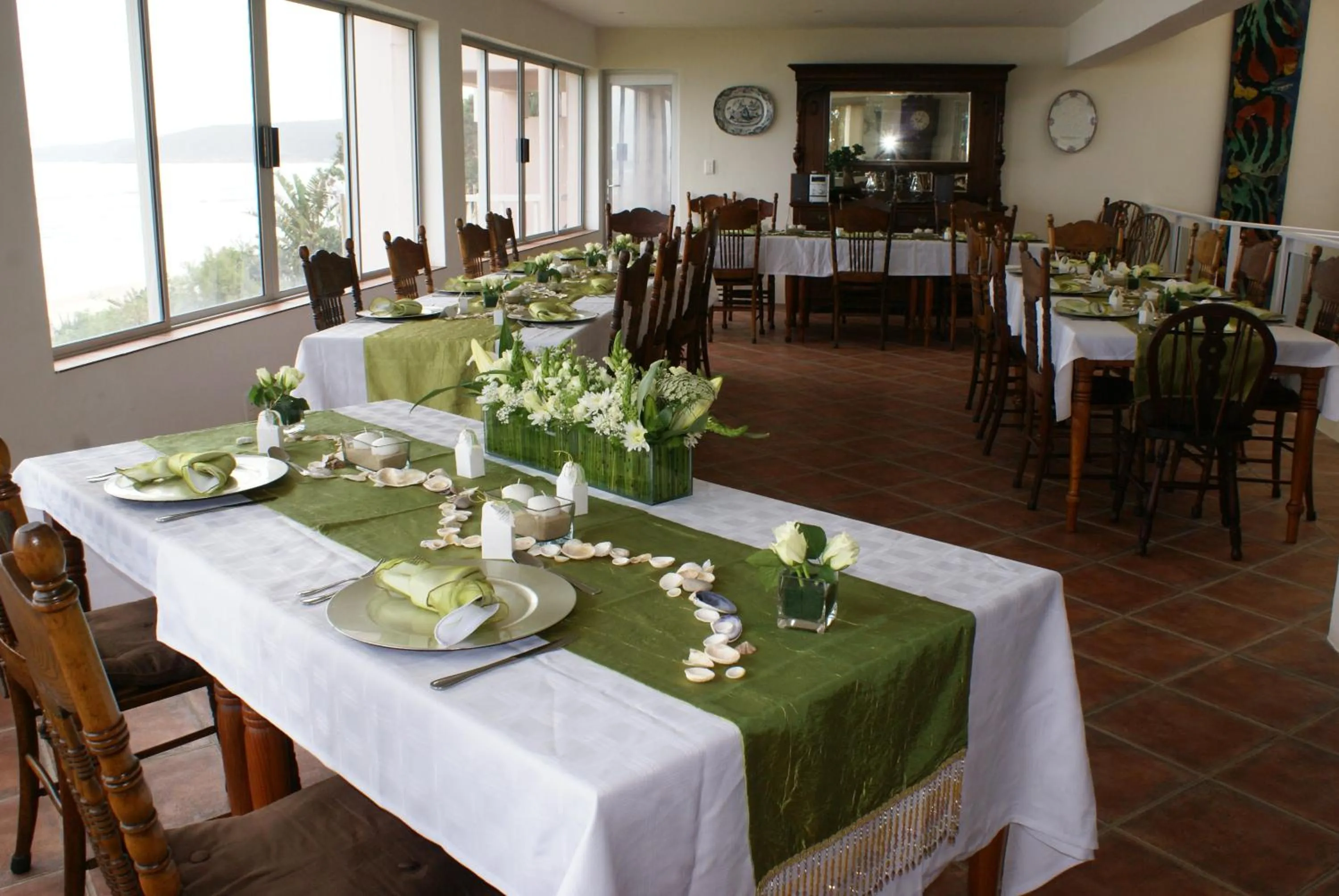 Restaurant/places to eat in The Pink Lodge on The Beach