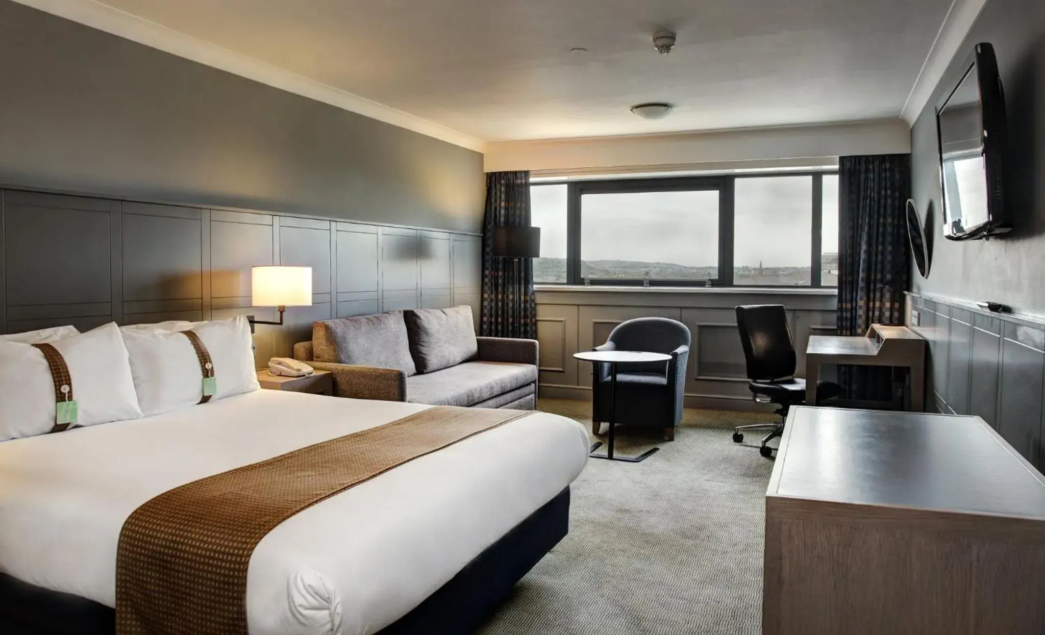 Photo of the whole room, Bed in Holiday Inn Cardiff City Centre by IHG Photo of the whole room, Bed in Holiday Inn Cardiff City Centre by IHG