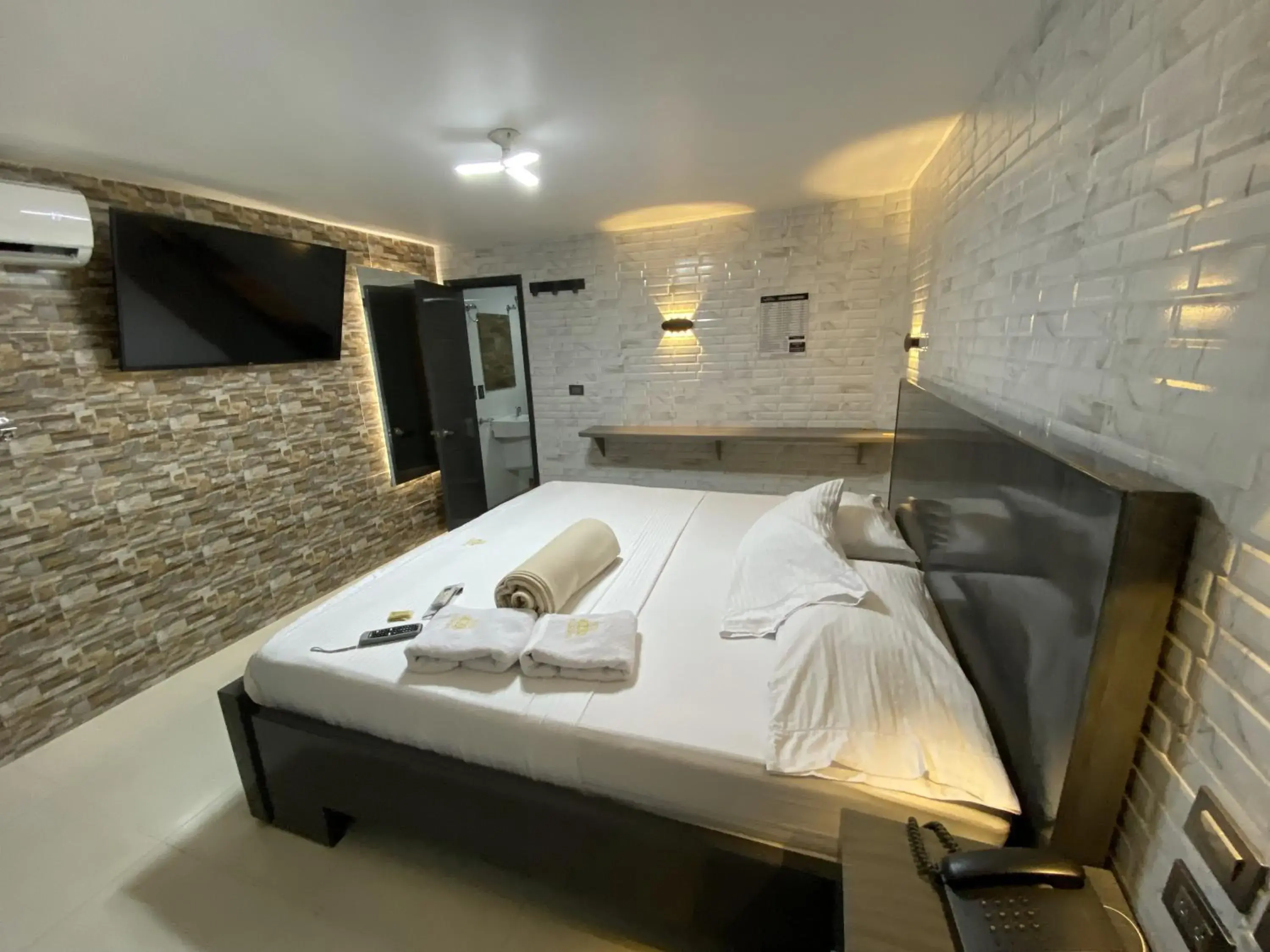 Deluxe King Room - single occupancy in Hotel Balmoral Deluxe King Room - single occupancy in Hotel Balmoral