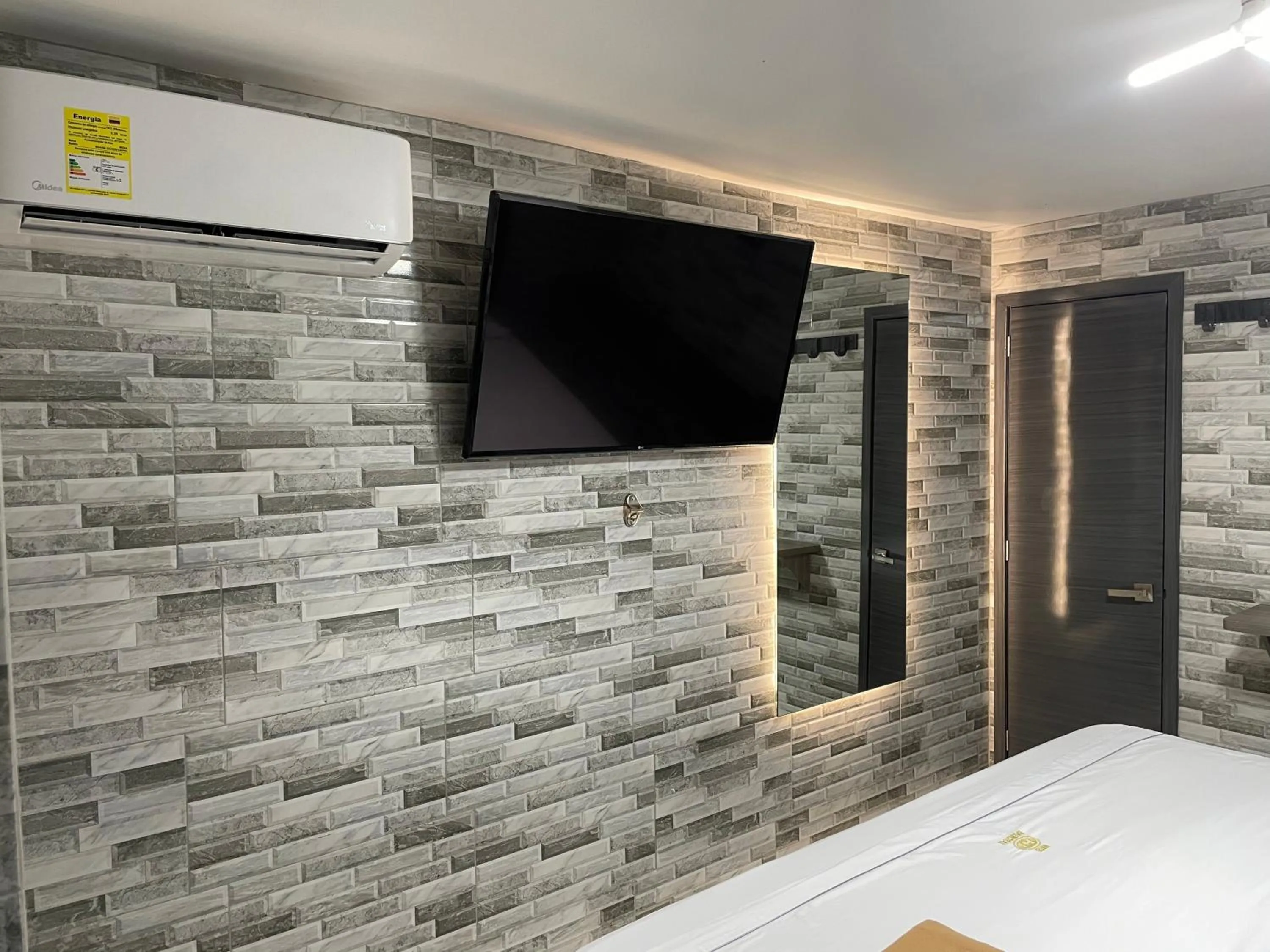 TV and multimedia, Bed in Hotel Balmoral