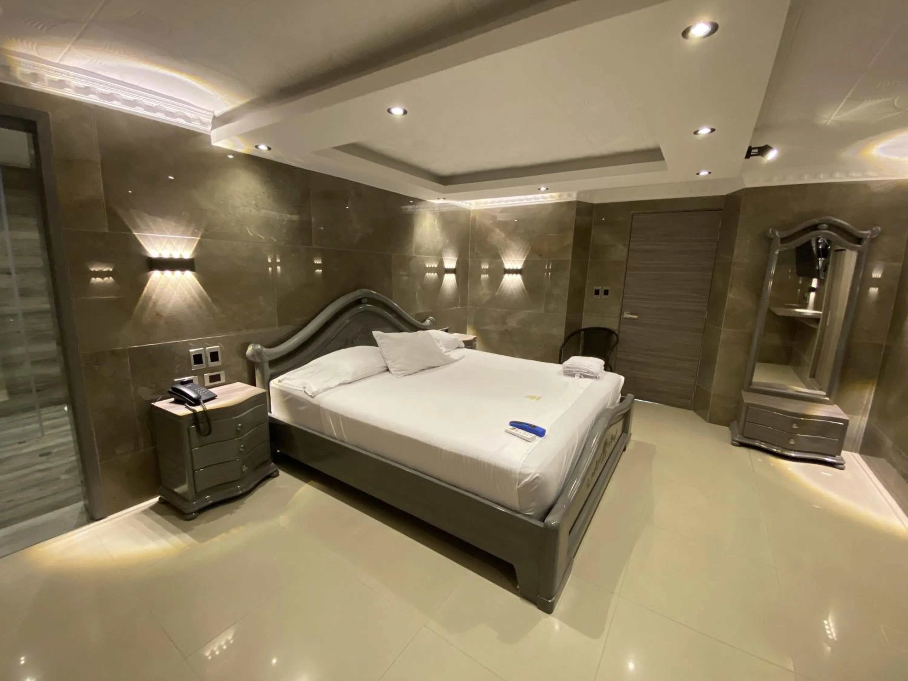 Photo of the whole room, Bed in Hotel Balmoral