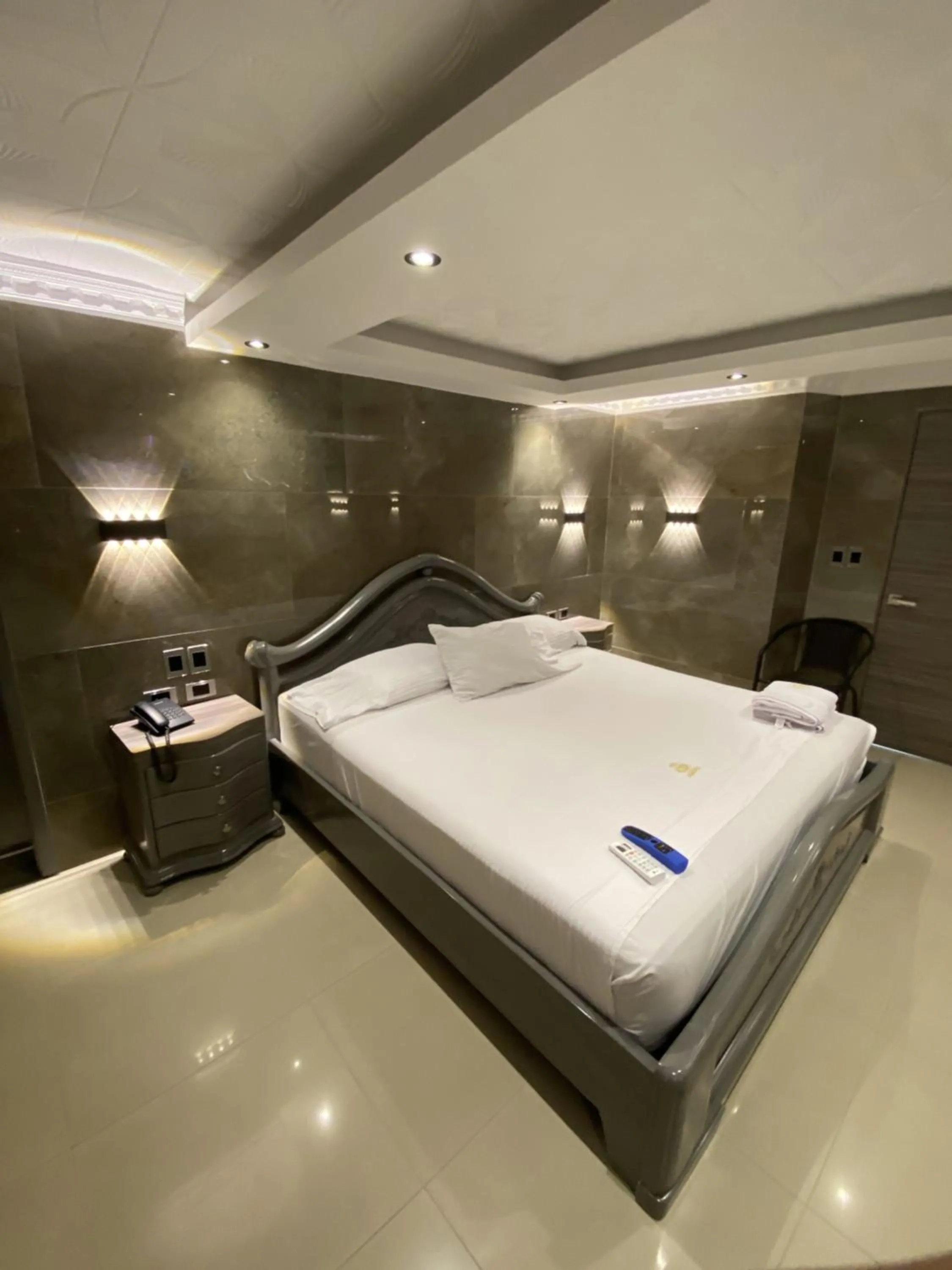 Photo of the whole room, Bed in Hotel Balmoral