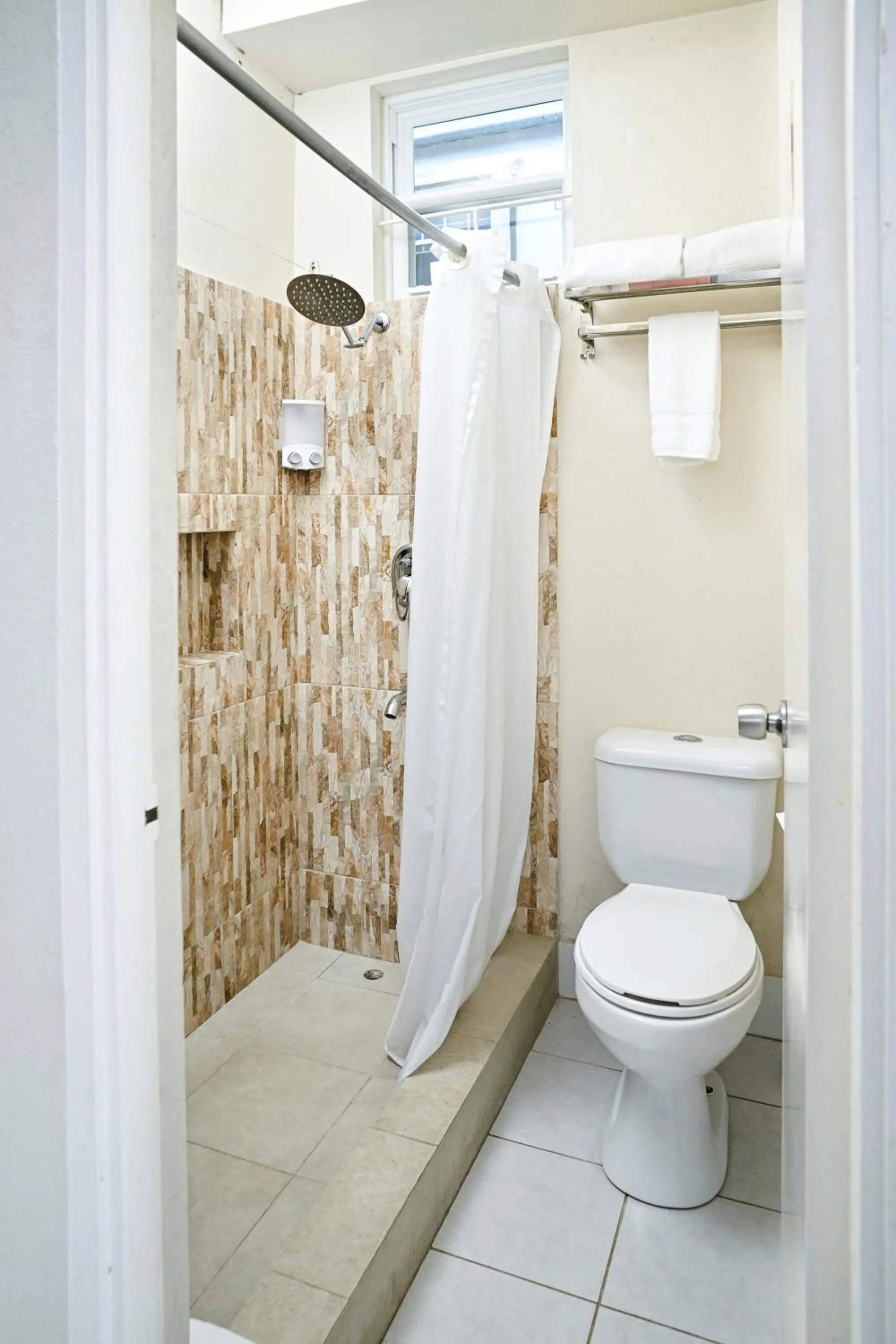 Toilet in Melbourne Inn