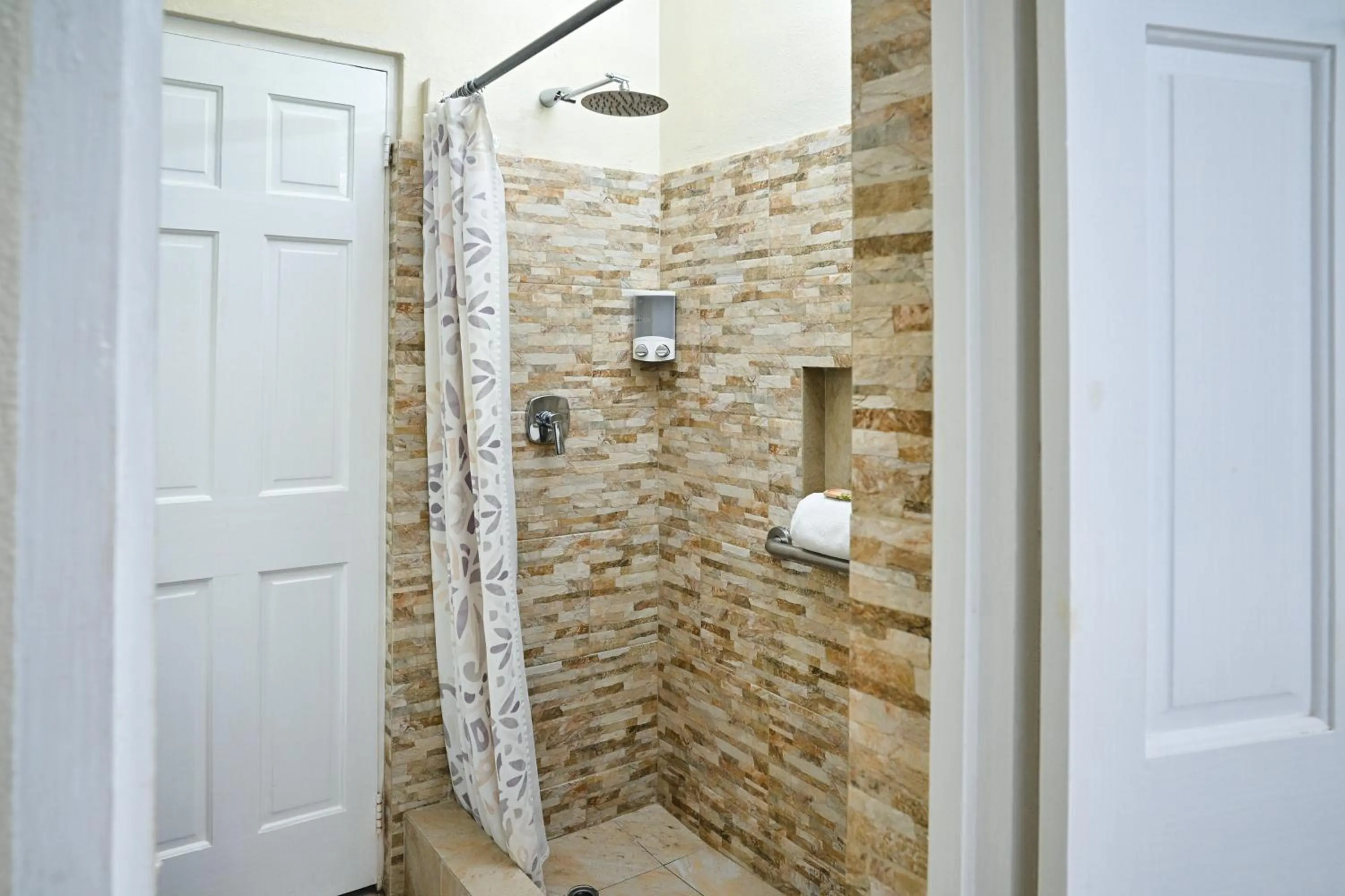 Shower in Melbourne Inn