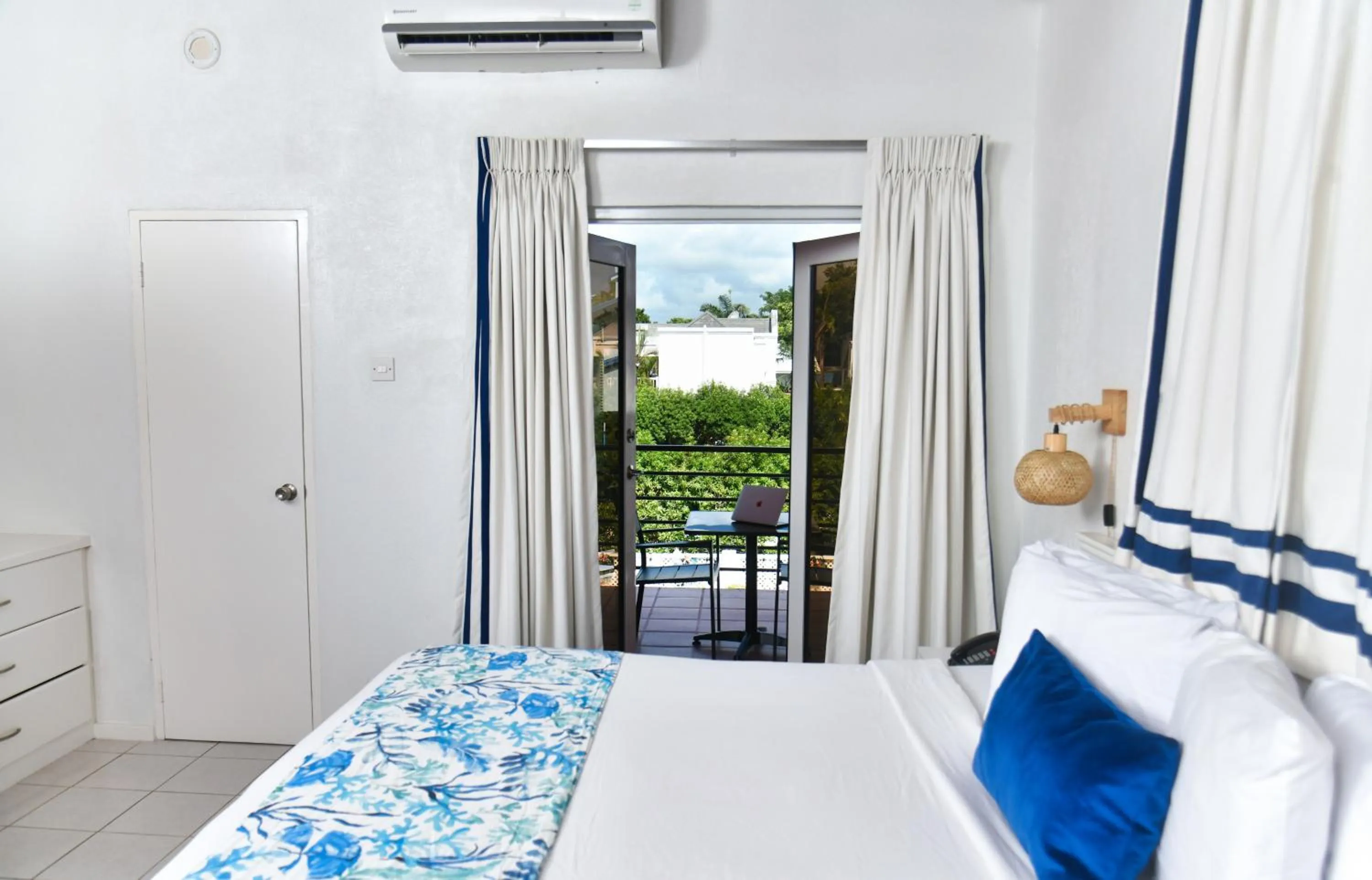 Balcony/Terrace, Bed in Melbourne Inn