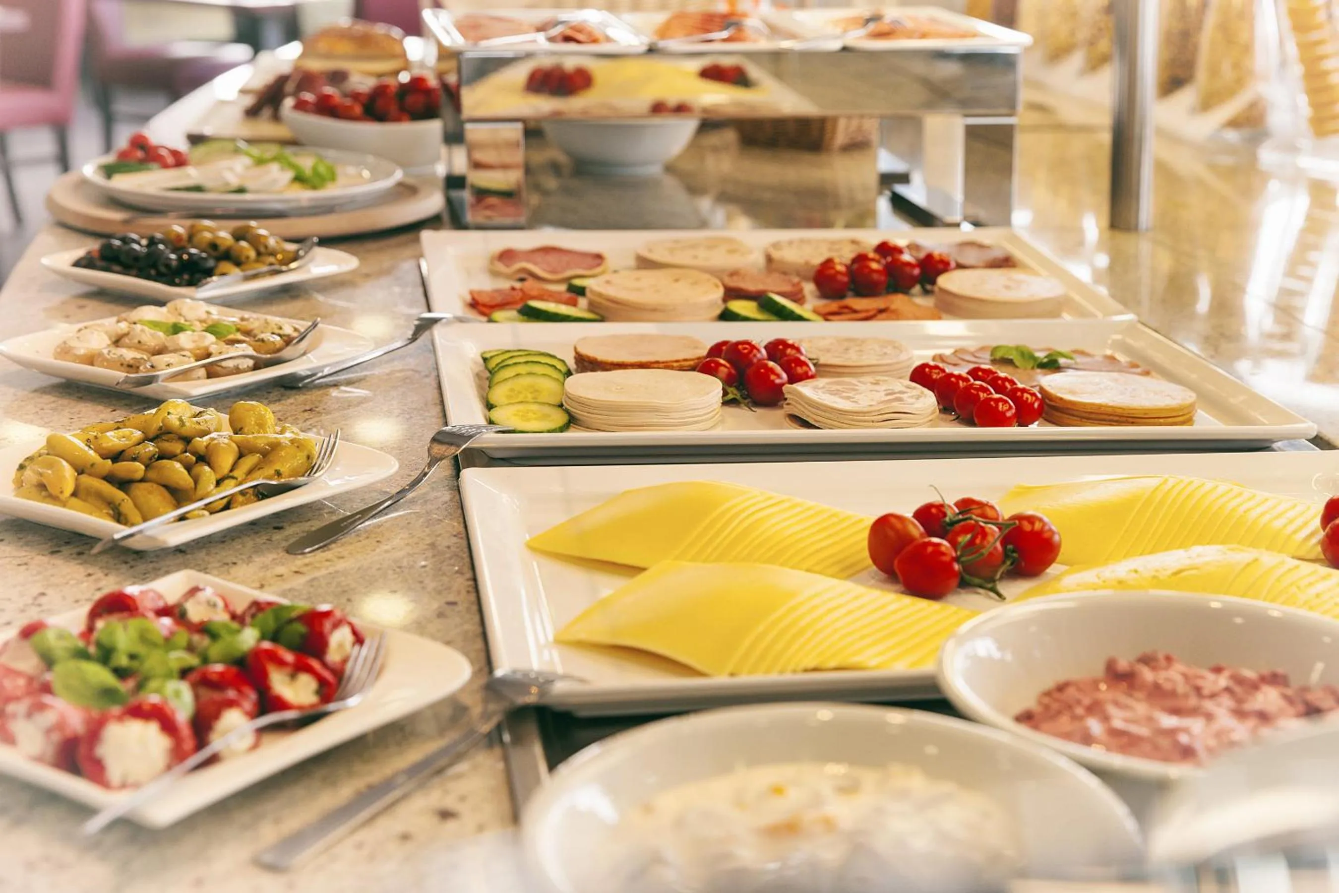 Buffet breakfast in DOBLERGREEN Hotel Stuttgart-Gerlingen