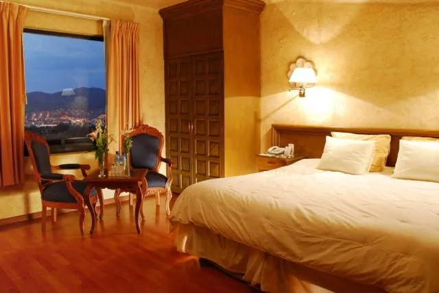 Photo of the whole room, Bed in Casa de la Loma