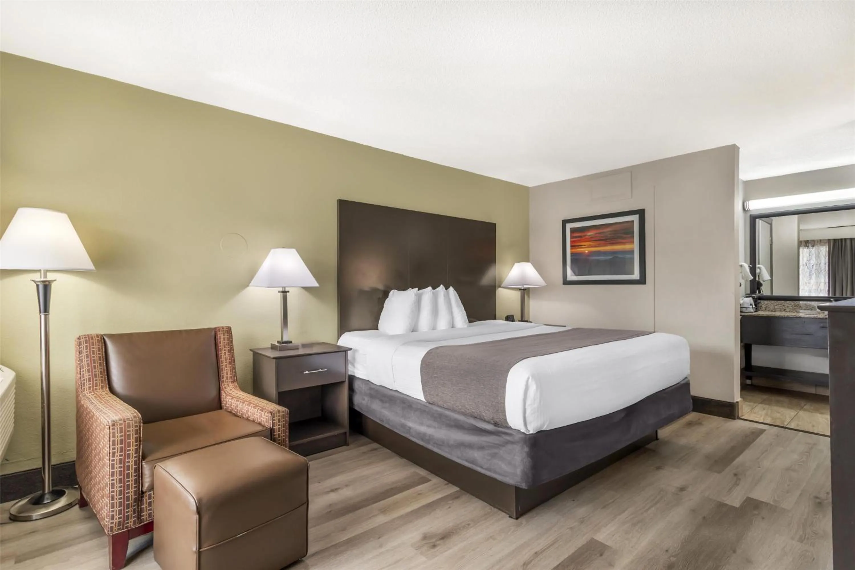 Bedroom, Bed in Best Western Asheville-Blue Ridge Parkway