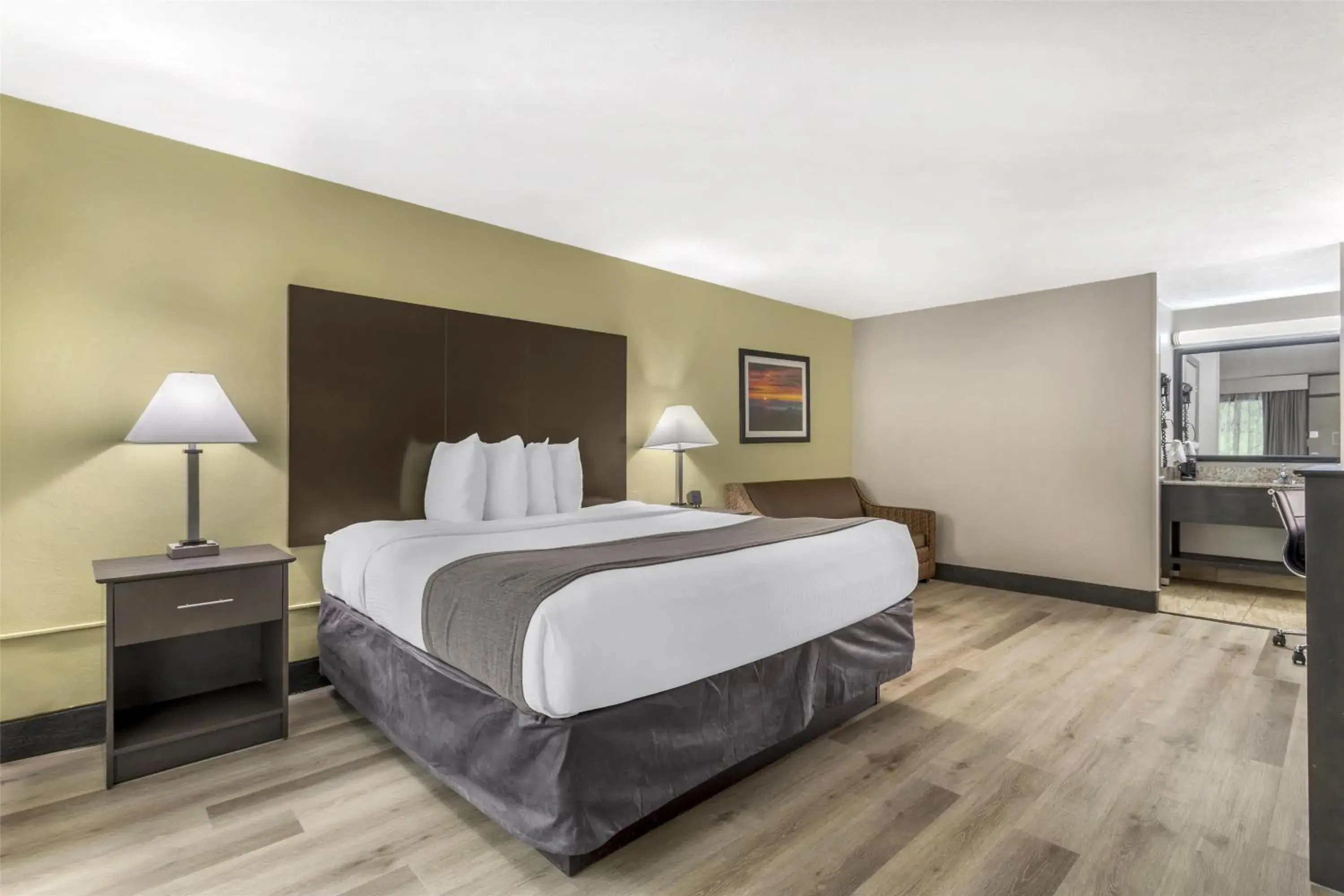 Bedroom, Bed in Best Western Asheville-Blue Ridge Parkway Bedroom, Bed in Best Western Asheville-Blue Ridge Parkway