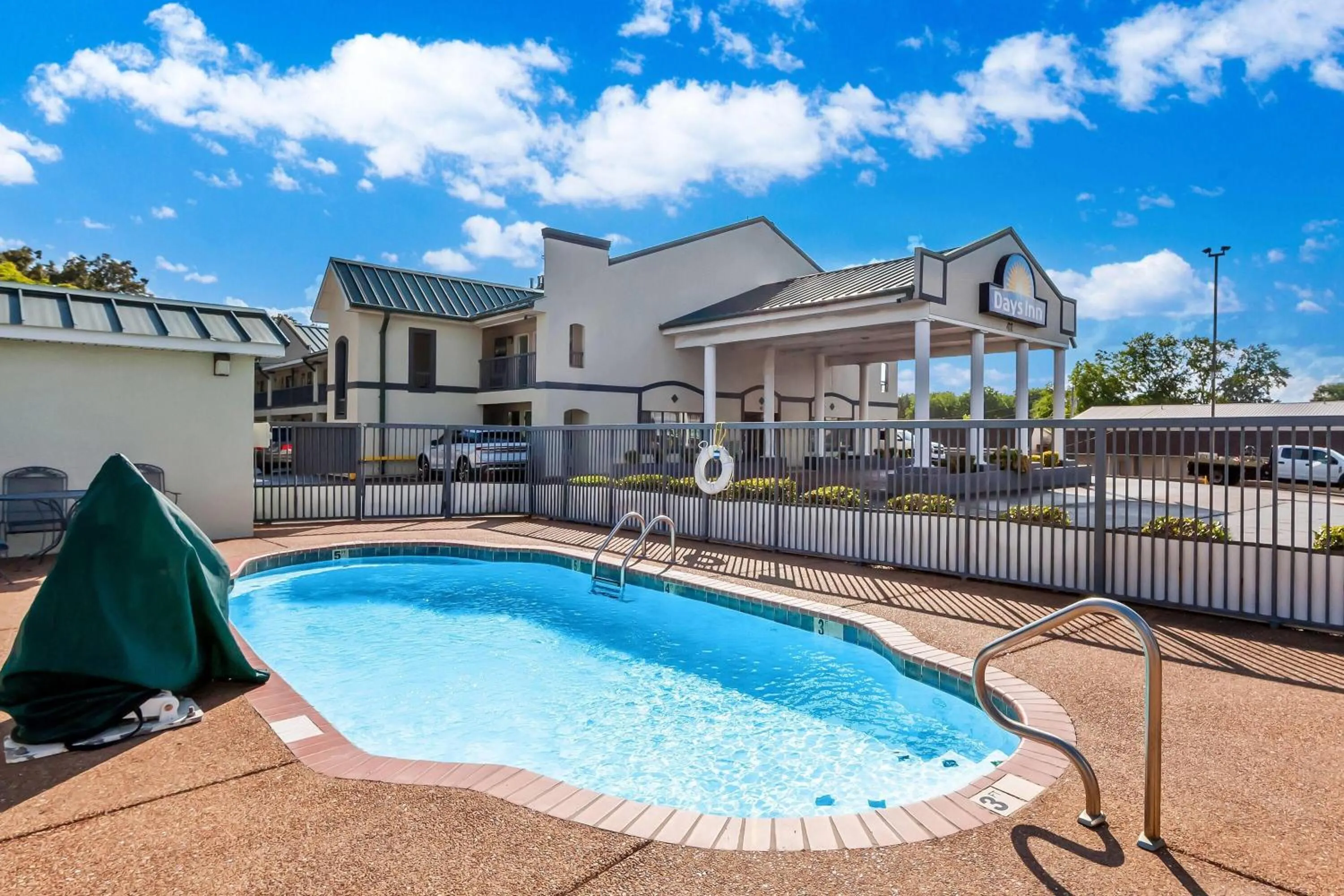 Swimming pool in Days Inn by Wyndham Lexington