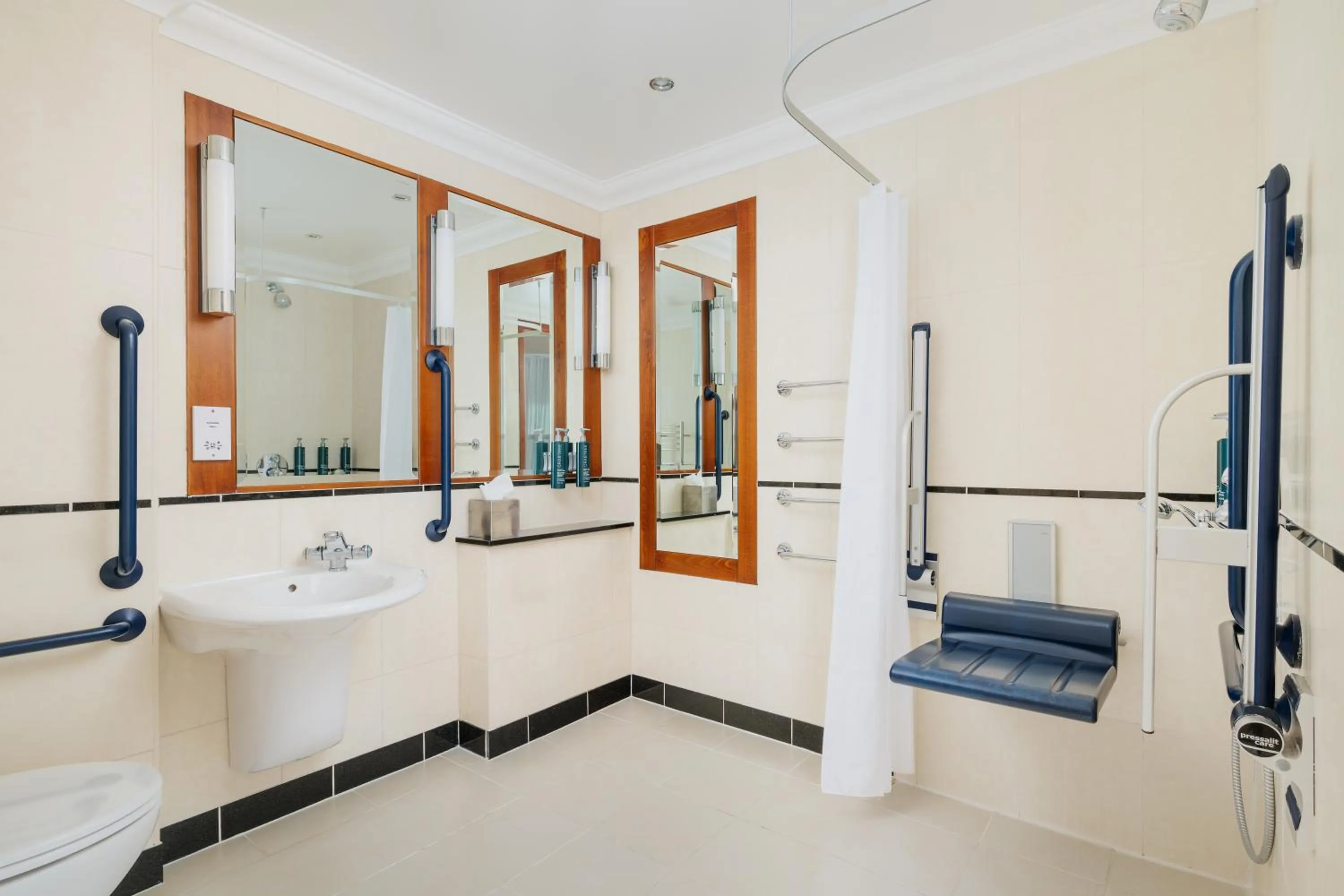 Bathroom in DoubleTree by Hilton Hotel Newcastle International Airport