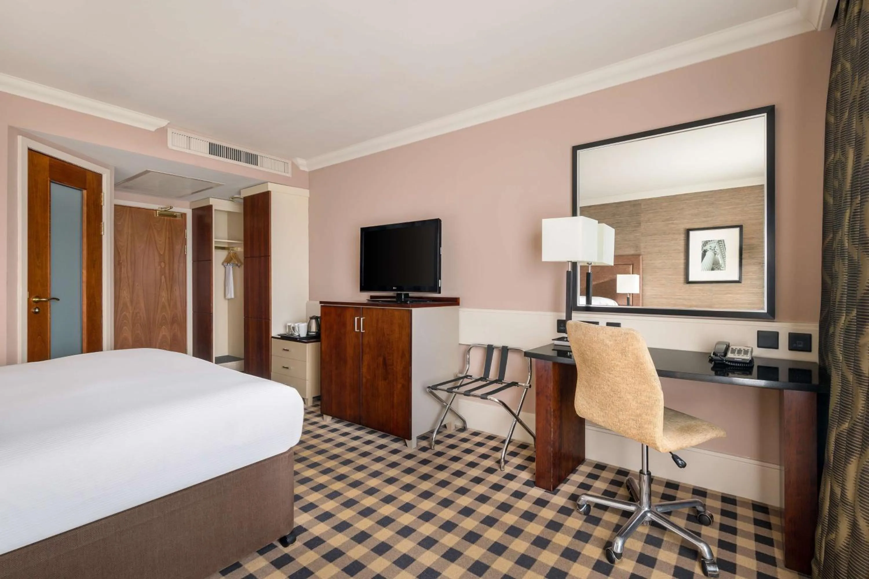Bedroom, Bed in DoubleTree by Hilton Hotel Newcastle International Airport