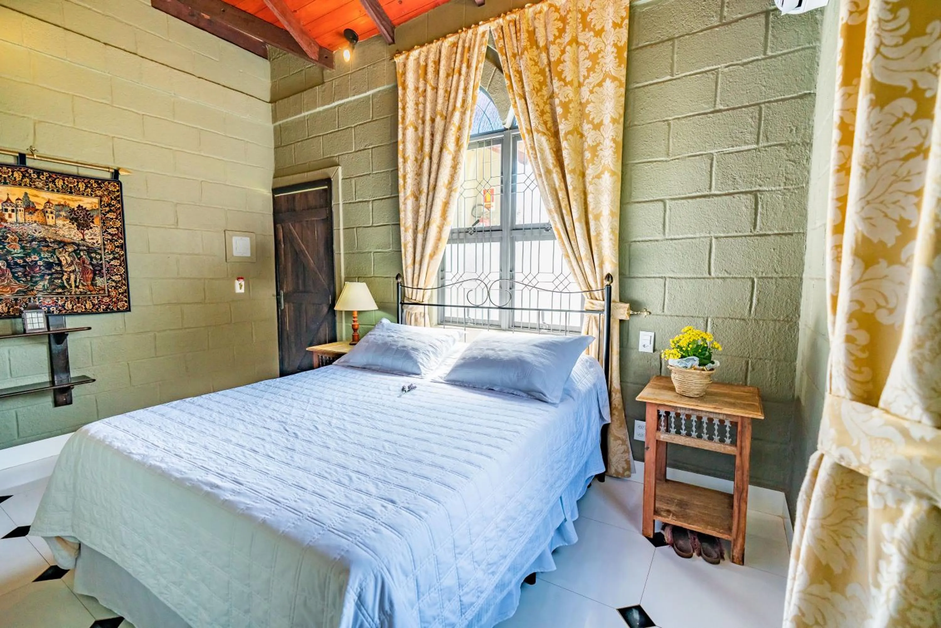 Bedroom, Bed in Pousada Camelot Inn