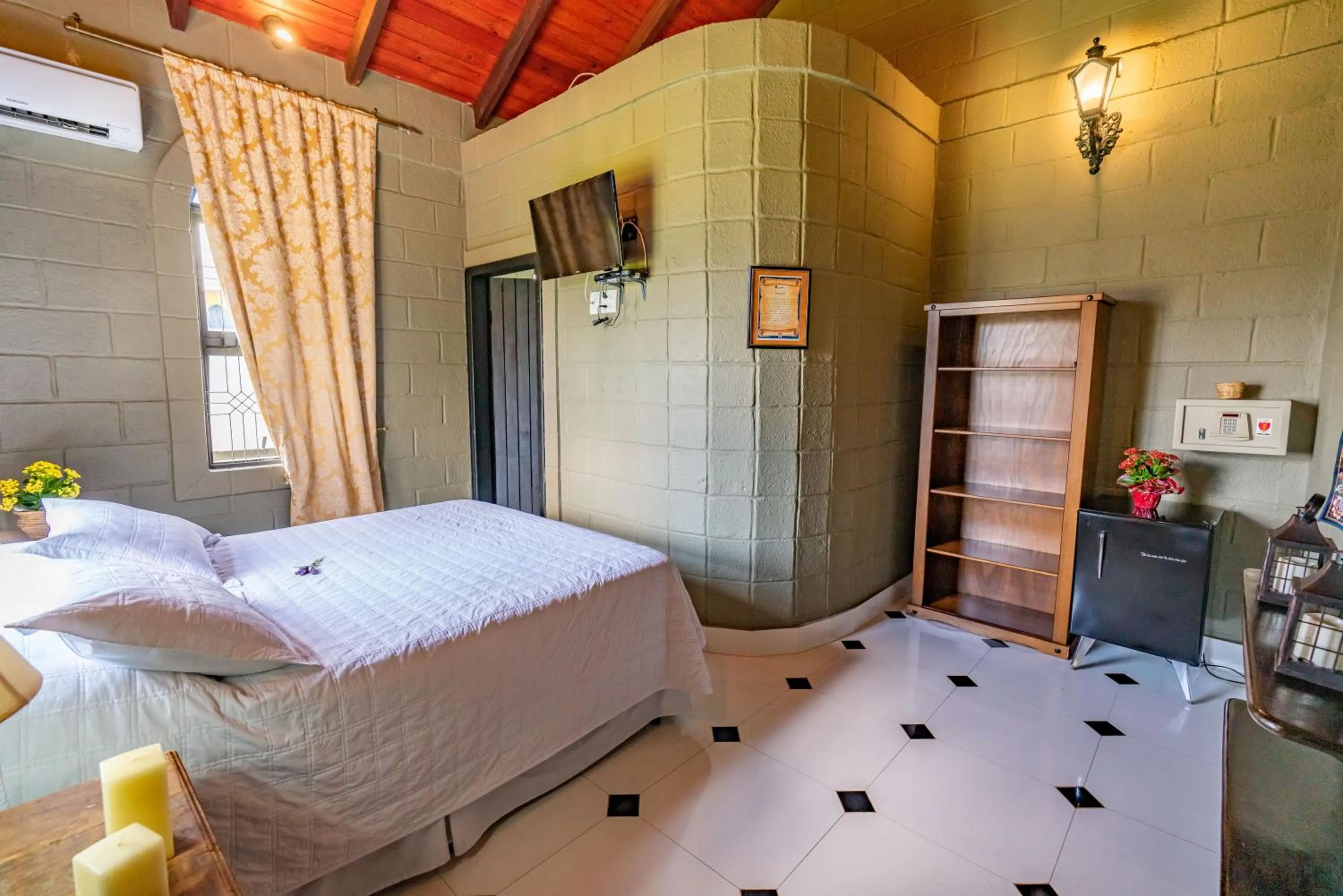 Bedroom, Bed in Pousada Camelot Inn