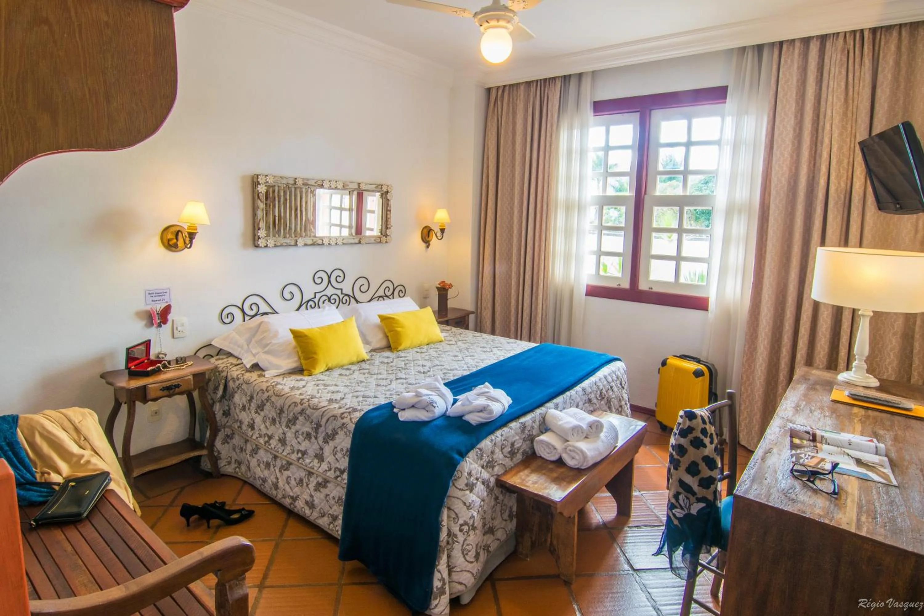 Deluxe Double Room (Air Conditioning, King-size Bed and View) in Pousada Bárbara Bela