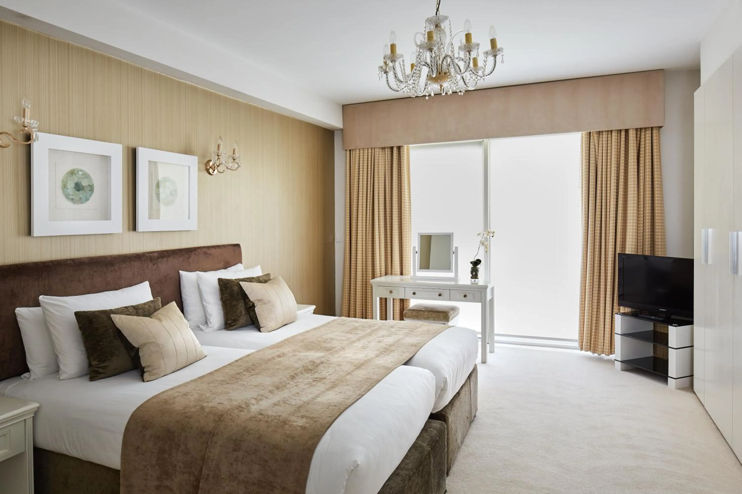 Bed in Arlington House Apartments